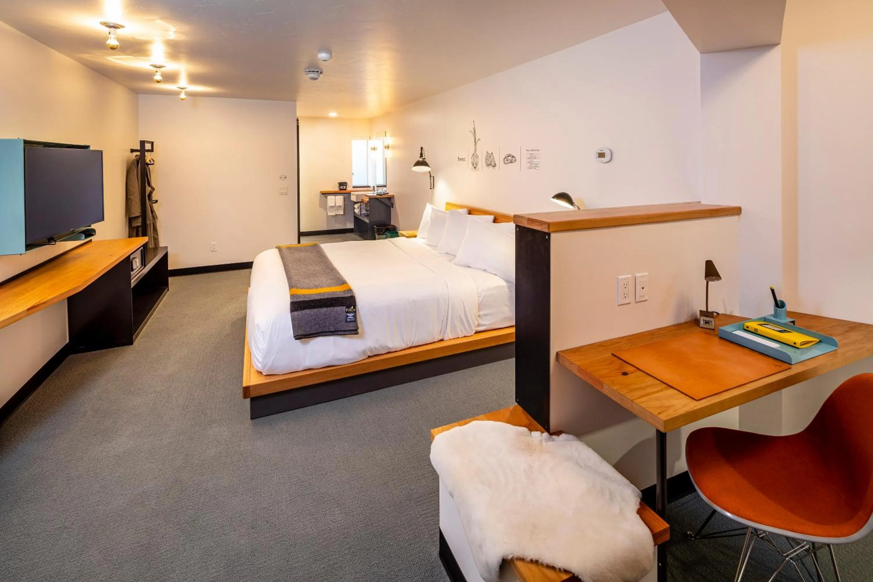 Photo of the whole room, Bed in The FINCH