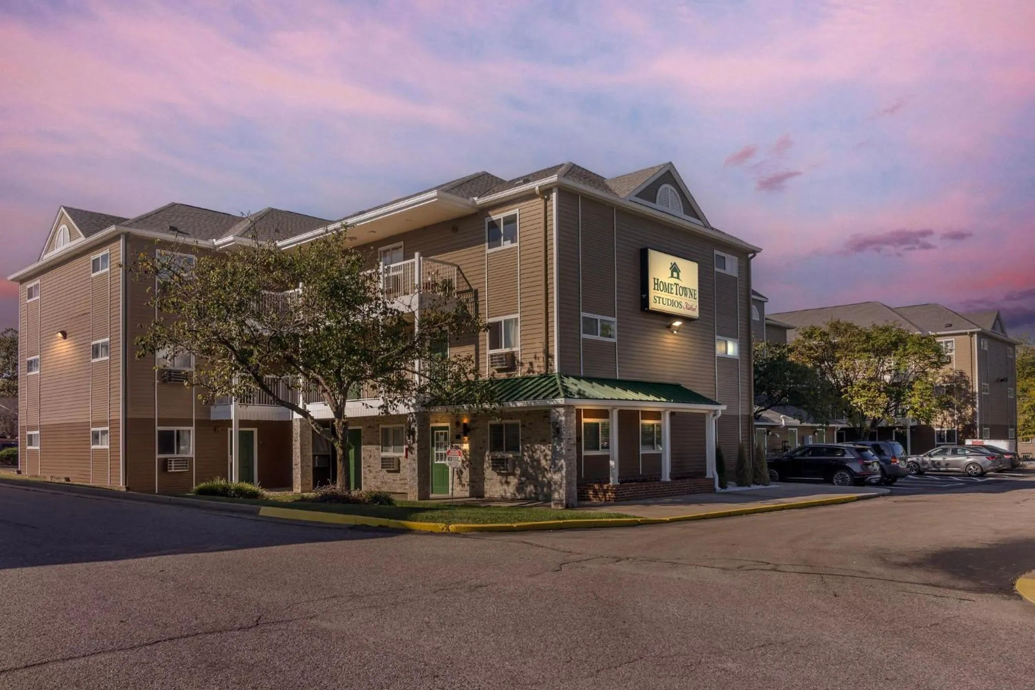 Facade/entrance in HomeTowne Studios by Red Roof Louisville