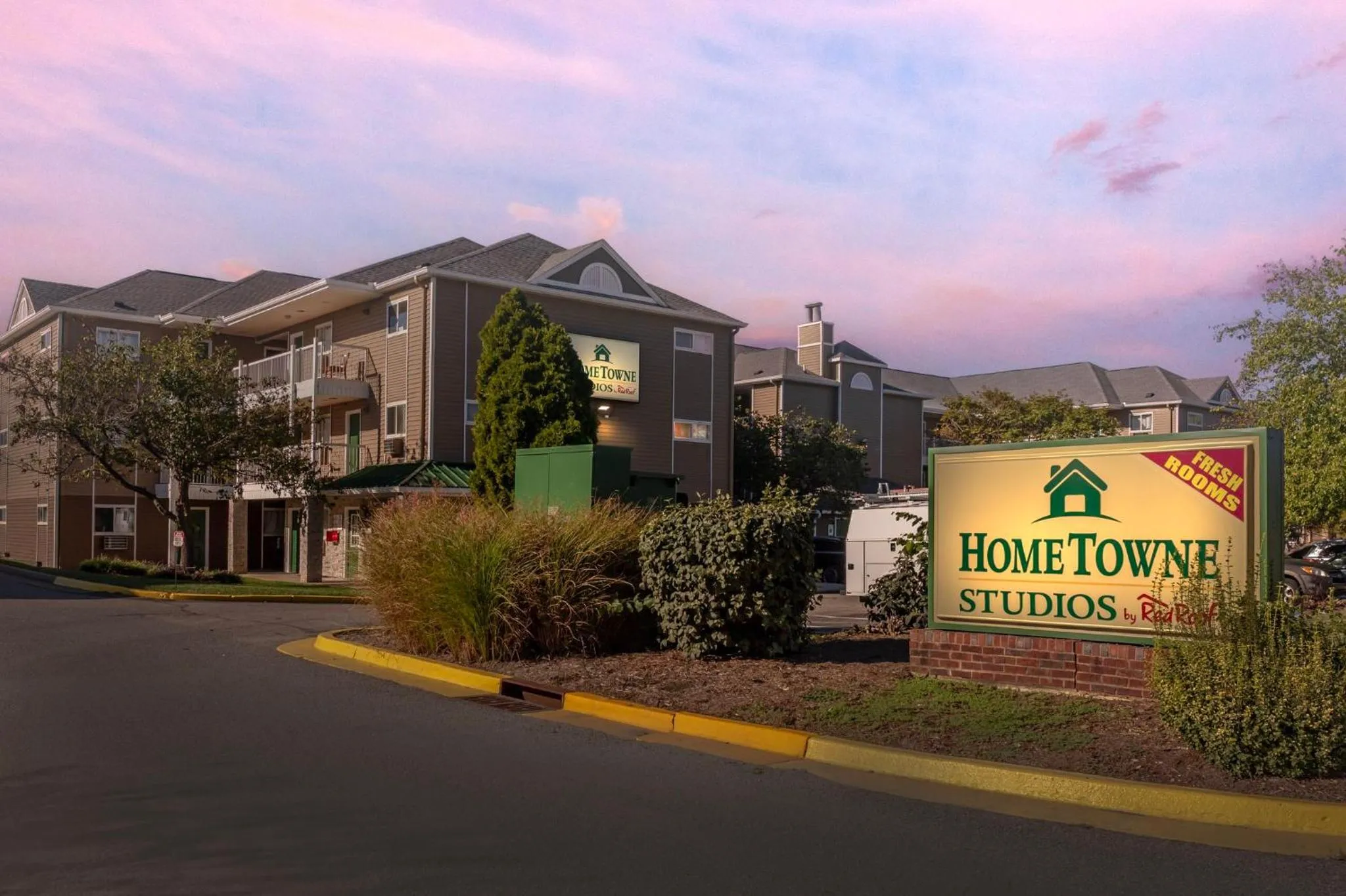 Facade/entrance in HomeTowne Studios by Red Roof Louisville