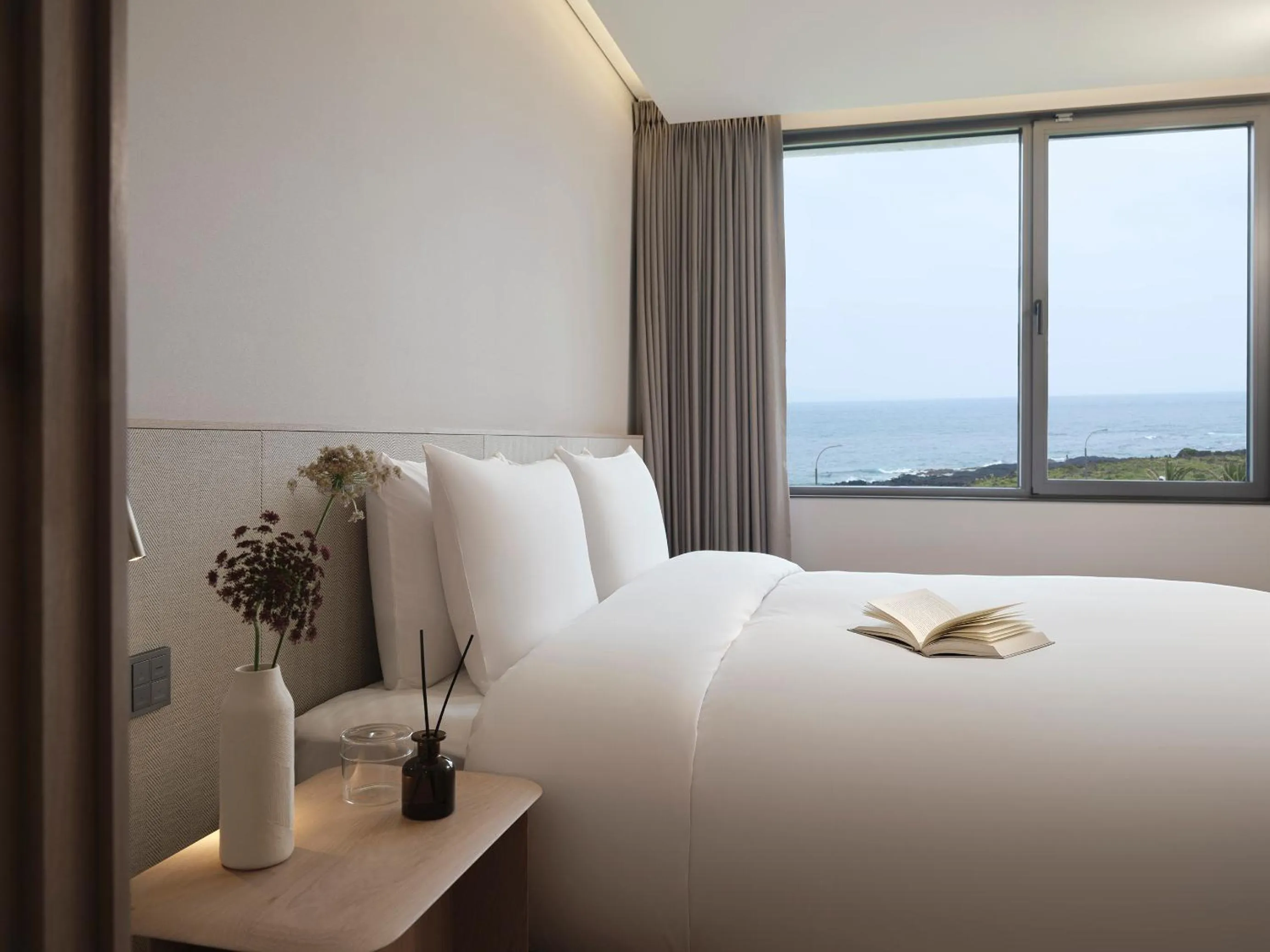 Bedroom, Bed in Haevichi Hotel & Resort Jeju