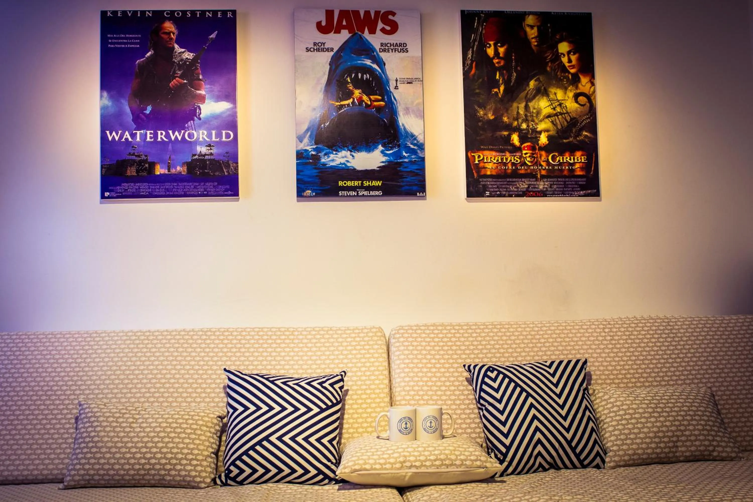 Communal lounge/ TV room in Casa del Puerto Hostel & Suites