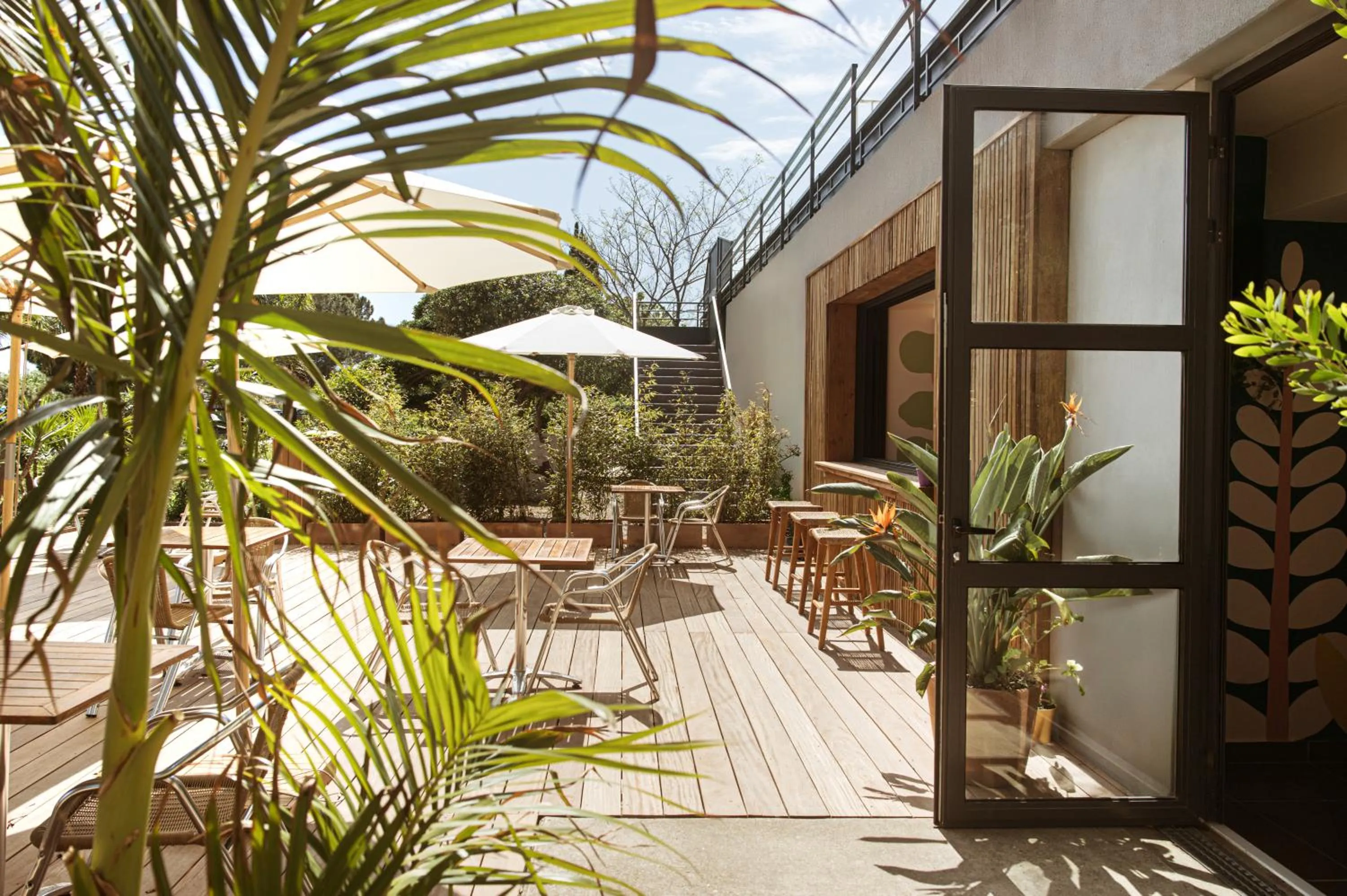 Balcony/Terrace in Hôtel les jardins du canal - solaire eco reponsable - piscine - parking - garage - bornes électriques - accueil vélos - kids friendly