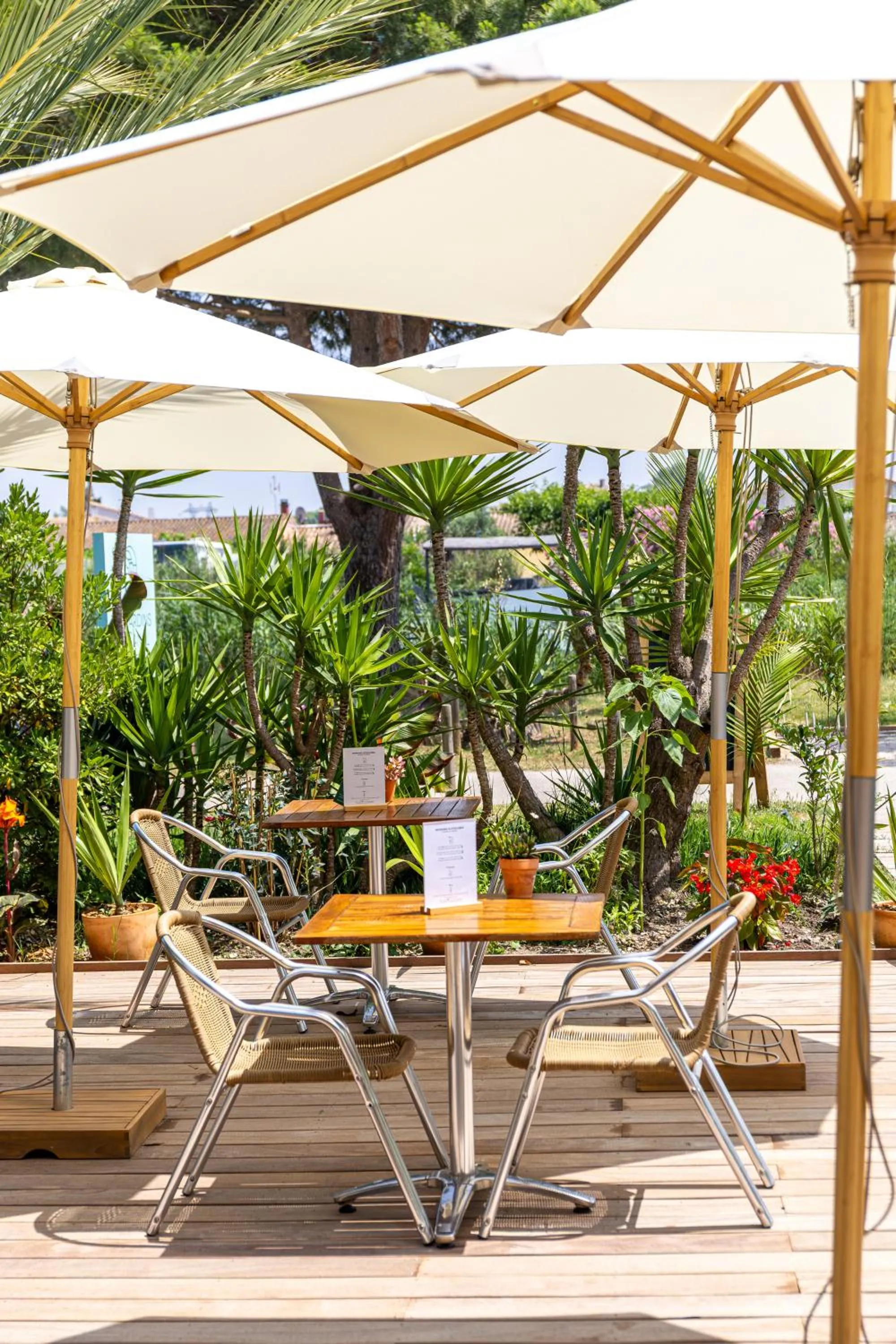 Patio in Hôtel les jardins du canal - piscine chauffée - solaire eco responsable - parking - garage - bornes électriques - accueil vélos - kids friendly