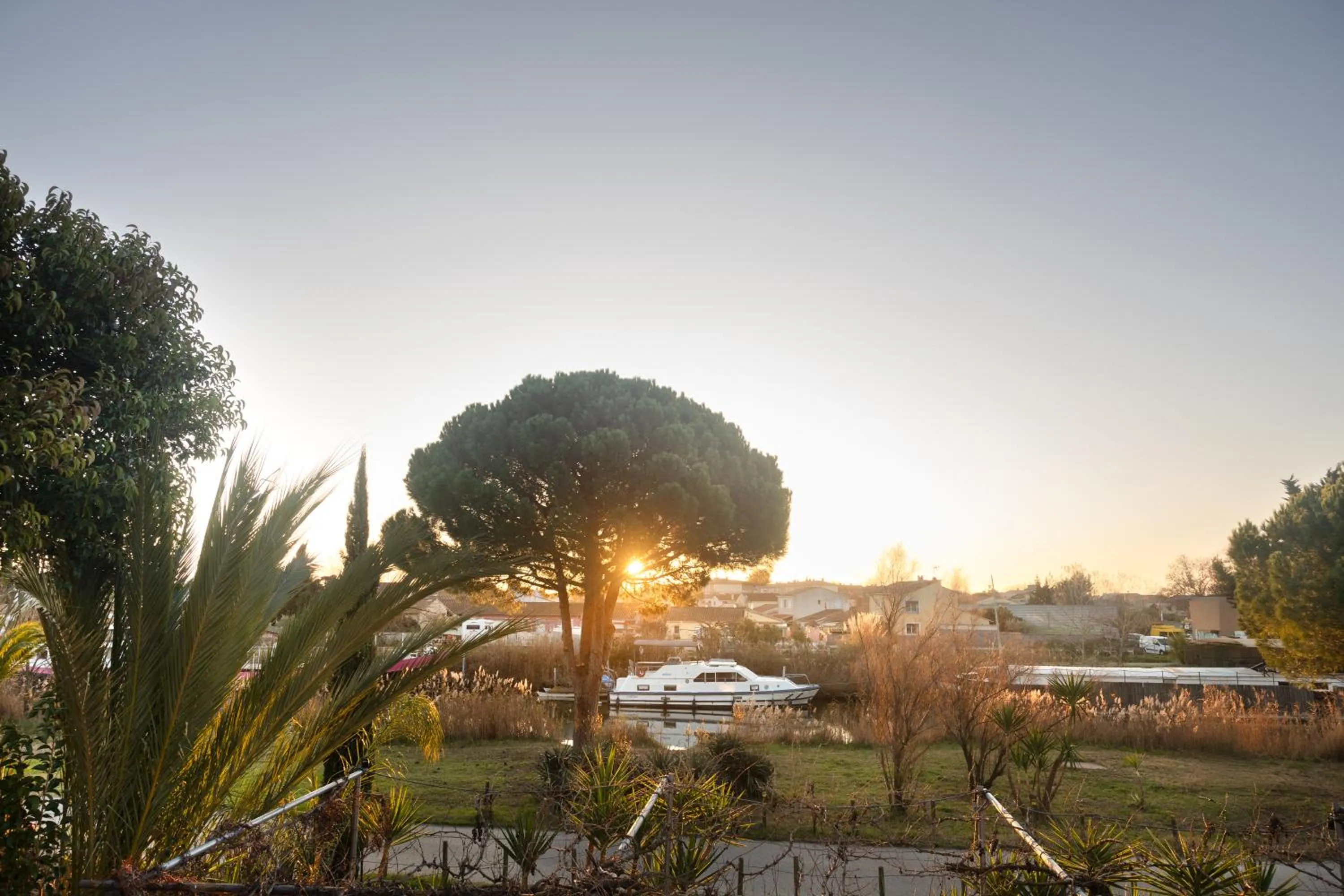Garden view in Hôtel les jardins du canal - solaire eco reponsable - piscine - parking - garage - bornes électriques - accueil vélos - kids friendly