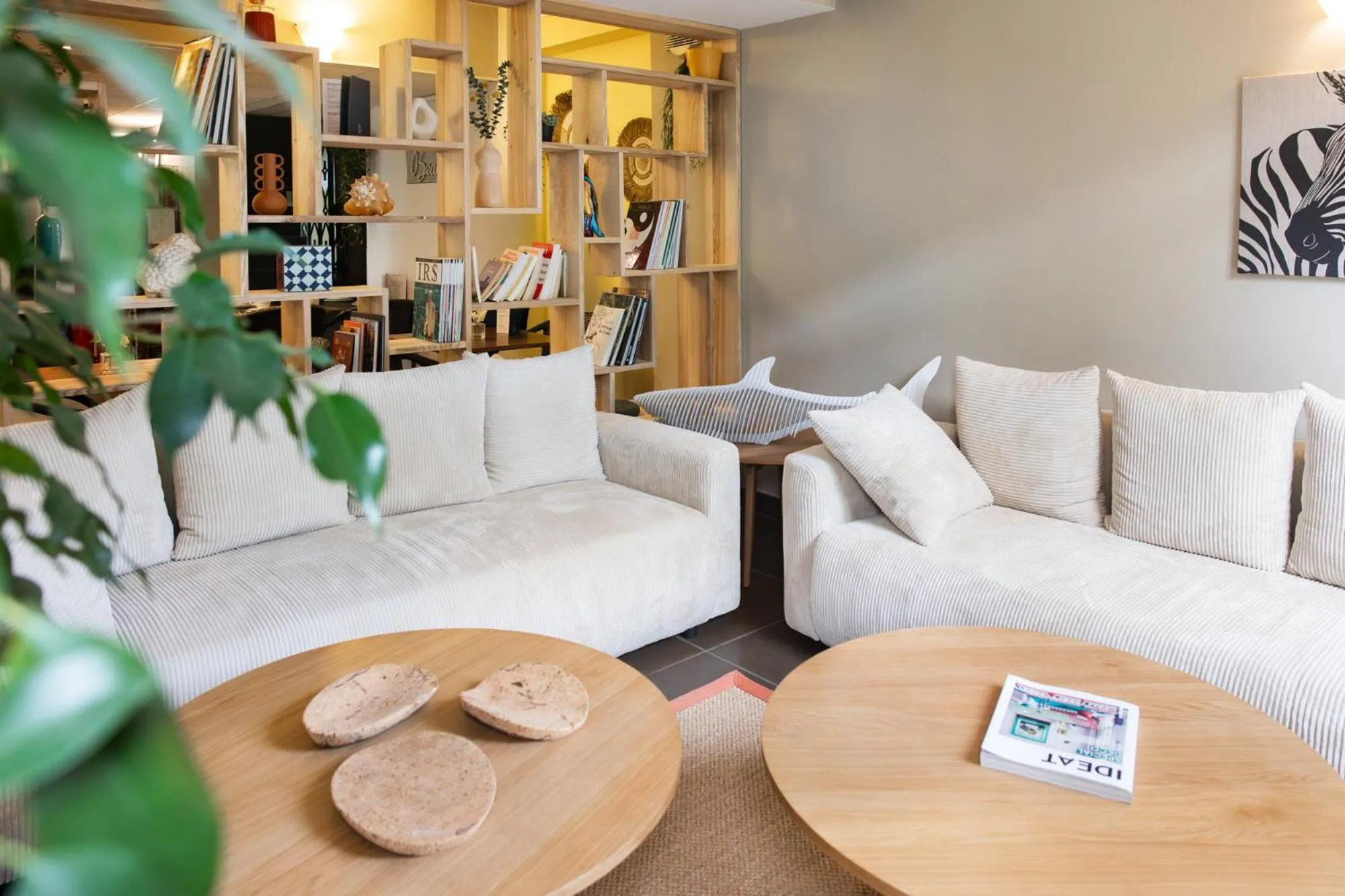 Living room in Hôtel les jardins du canal - solaire eco reponsable - piscine - parking - garage - bornes électriques - accueil vélos - kids friendly