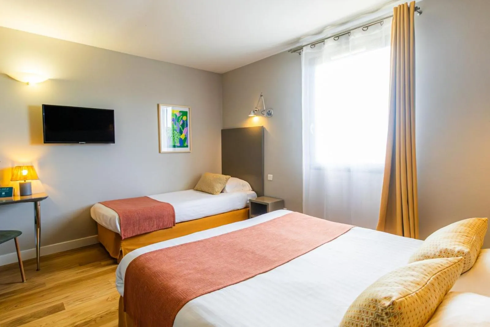 Photo of the whole room, Bed in Hôtel les jardins du canal - piscine chauffée - solaire eco responsable - parking - garage - bornes électriques - accueil vélos - kids friendly