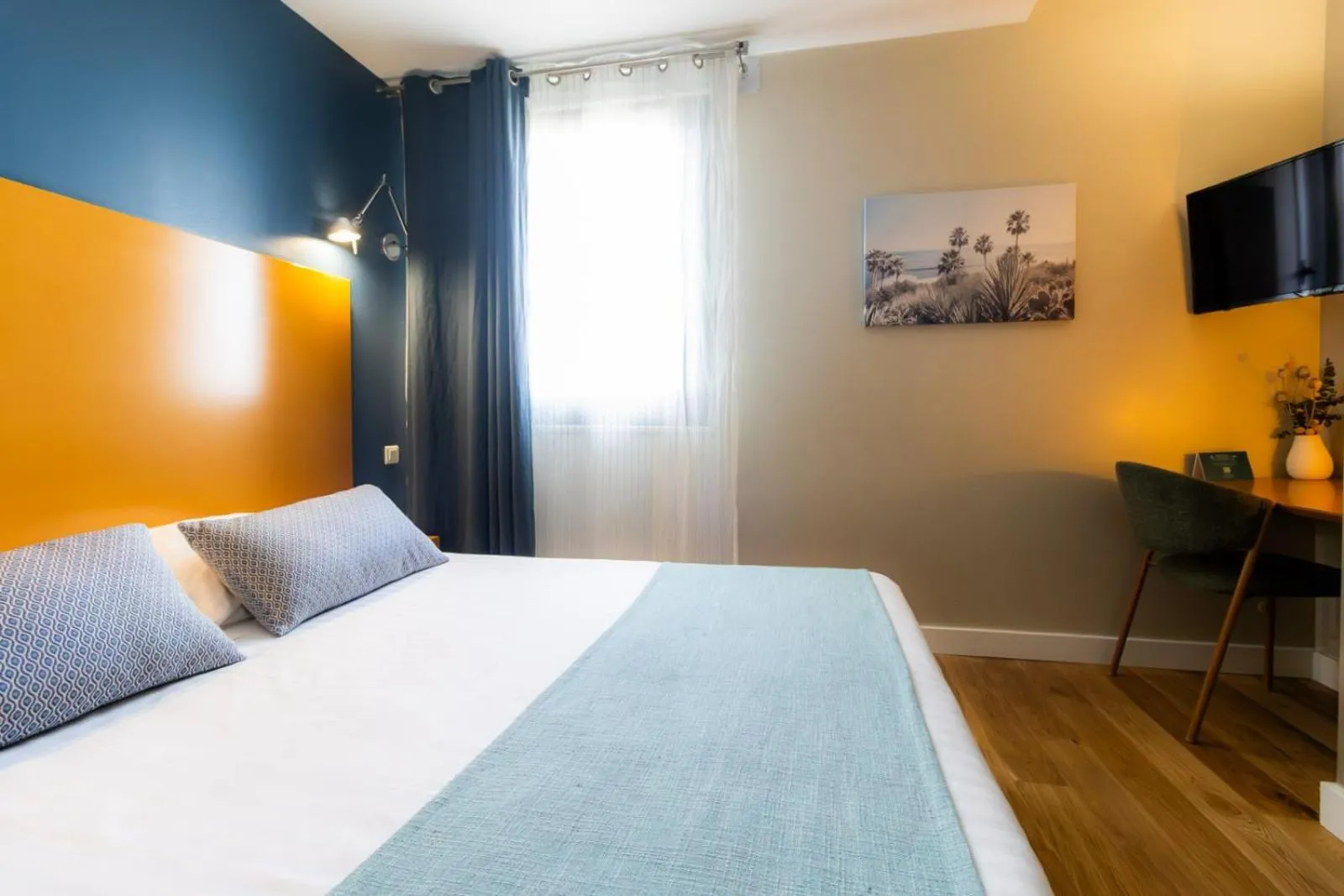 Photo of the whole room, Bed in Hôtel les jardins du canal - piscine chauffée - solaire eco responsable - parking - garage - bornes électriques - accueil vélos - kids friendly