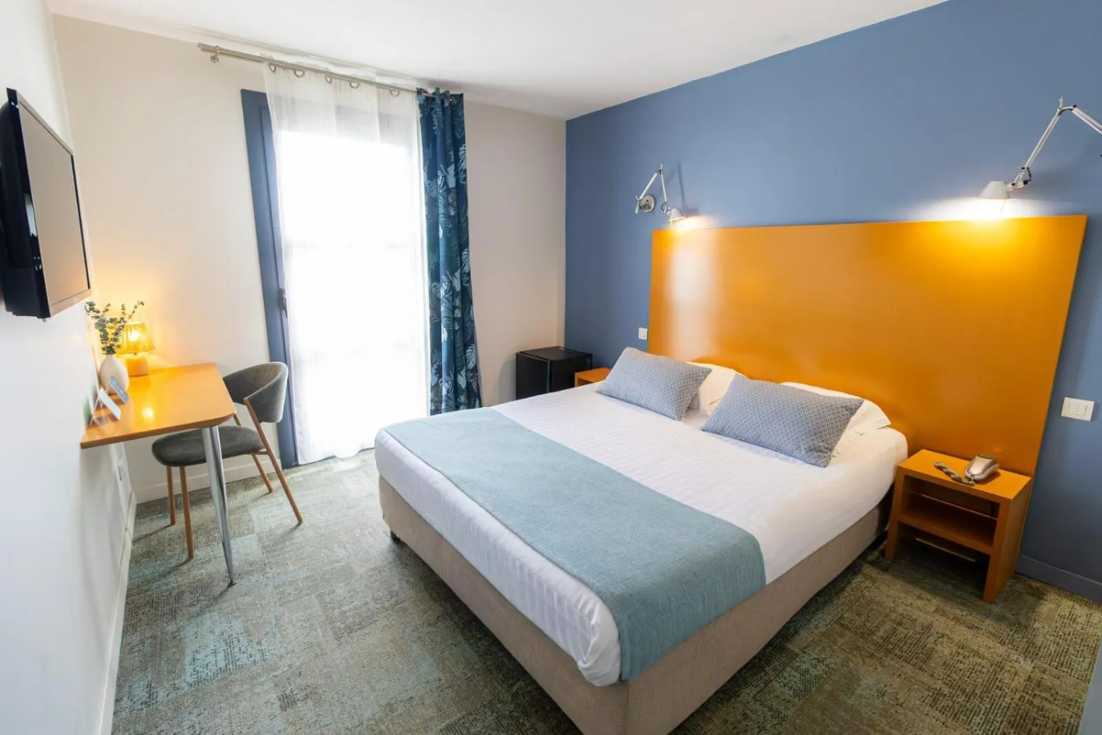 Photo of the whole room, Bed in Hôtel les jardins du canal - piscine chauffée - solaire eco responsable - parking - garage - bornes électriques - accueil vélos - kids friendly