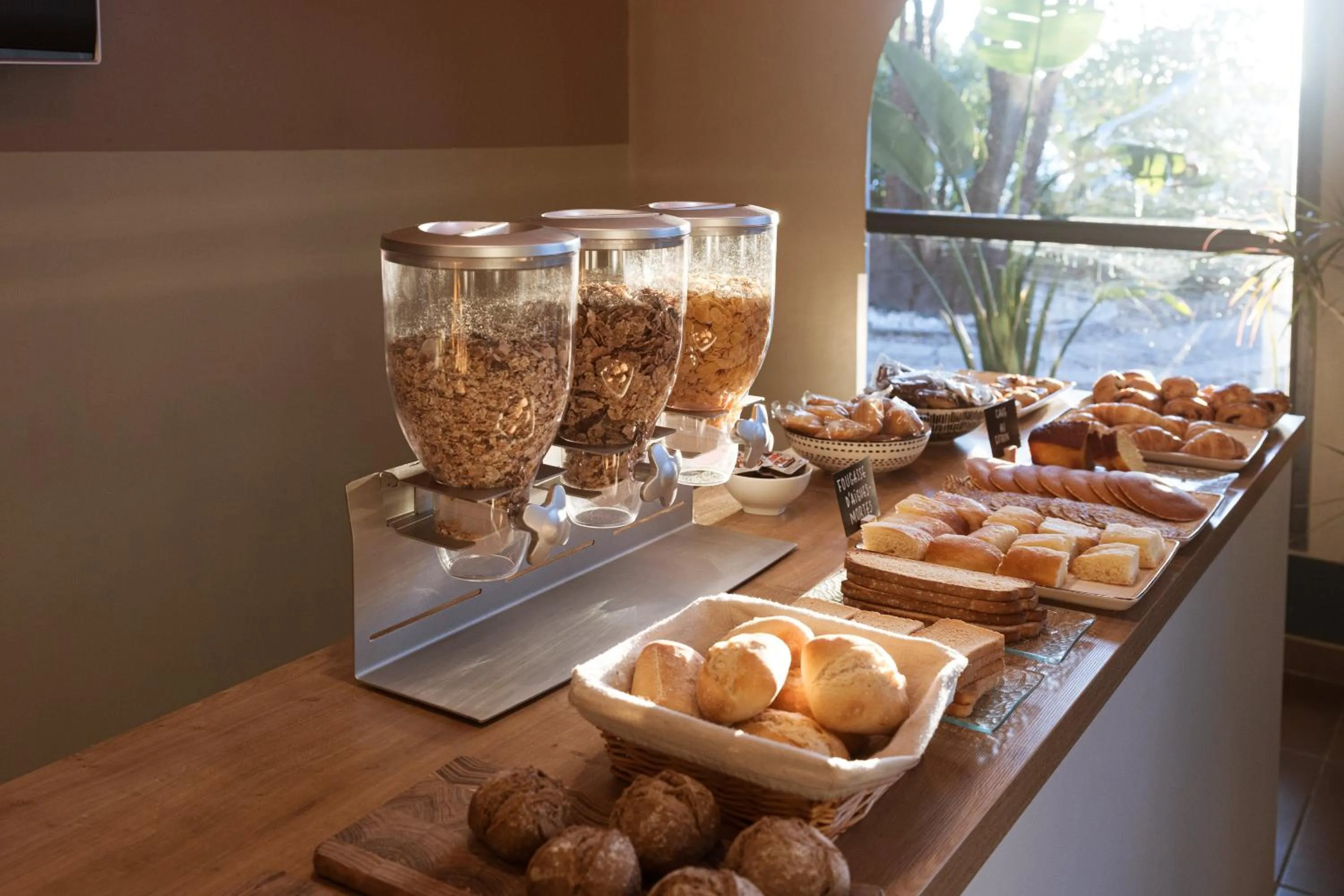 Buffet breakfast in Hôtel les jardins du canal - solaire eco reponsable - piscine - parking - garage - bornes électriques - accueil vélos - kids friendly