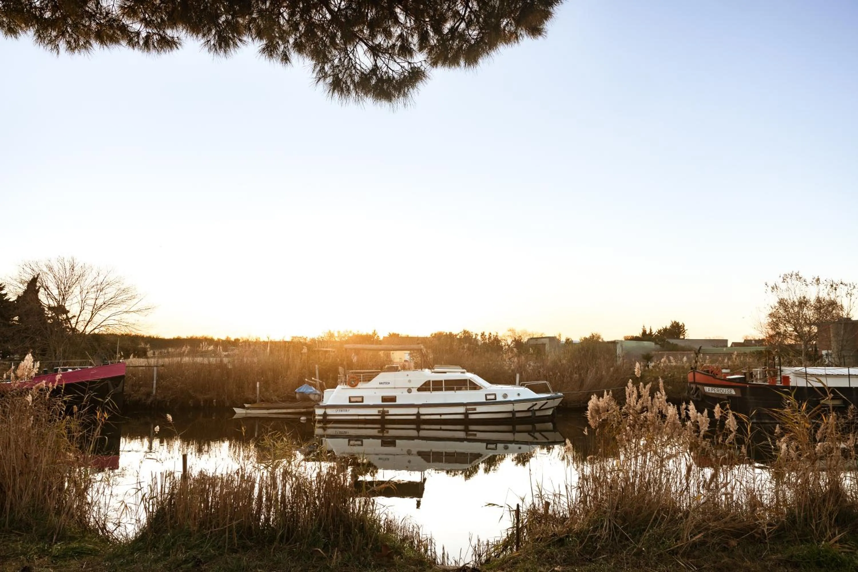 Natural landscape in Hôtel les jardins du canal - solaire eco reponsable - piscine - parking - garage - bornes électriques - accueil vélos - kids friendly