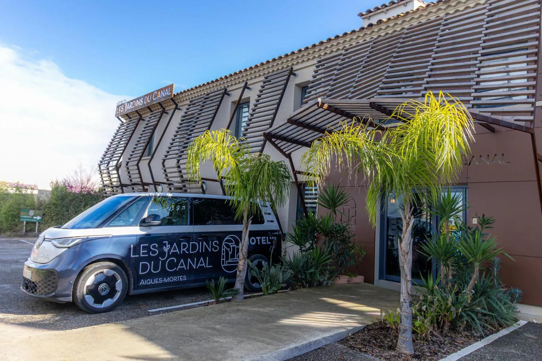 Facade/entrance in Hôtel les jardins du canal - piscine chauffée - solaire eco responsable - parking - garage - bornes électriques - accueil vélos - kids friendly