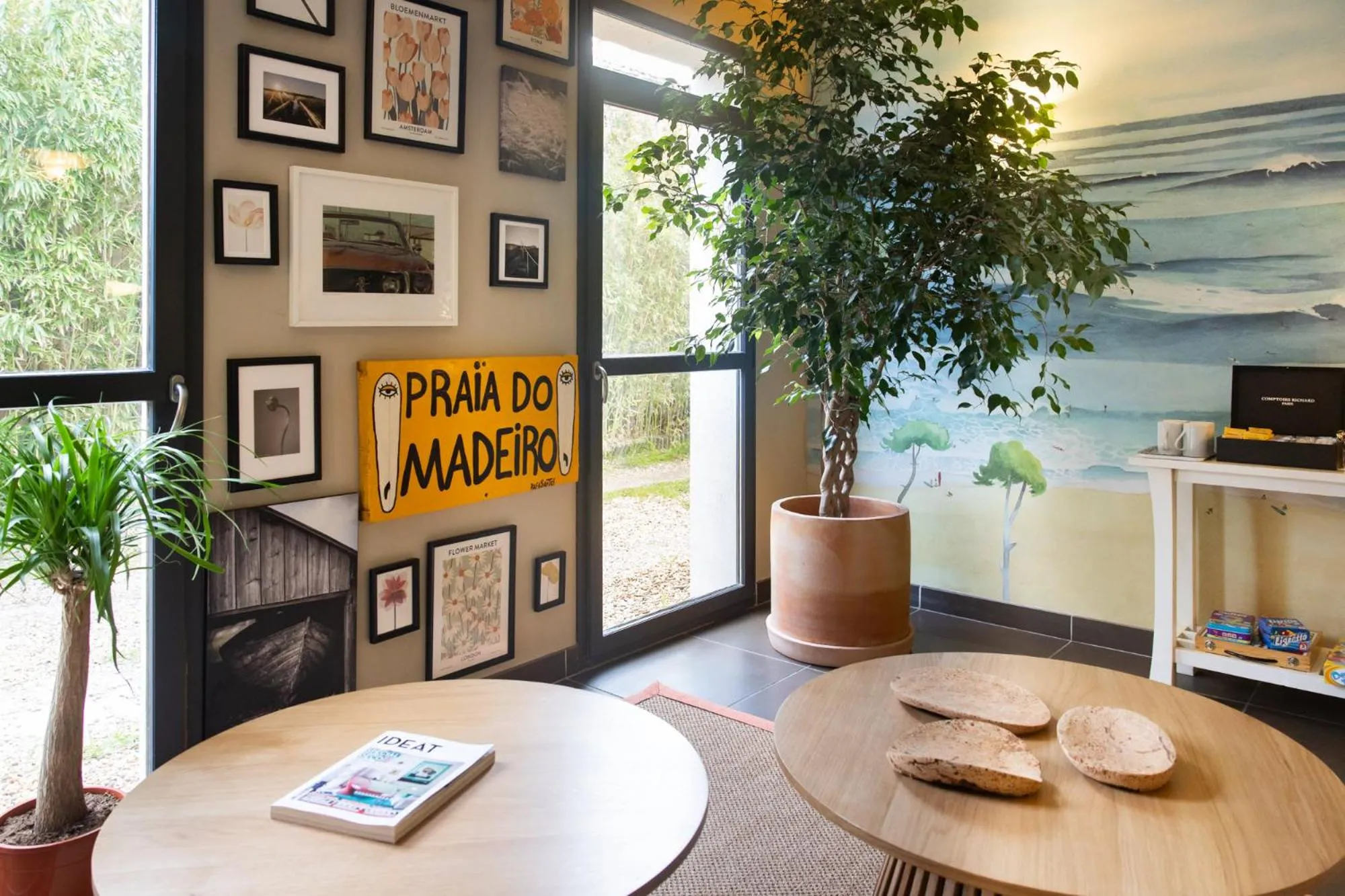 Living room in Hôtel les jardins du canal - solaire eco reponsable - piscine - parking - garage - bornes électriques - accueil vélos - kids friendly