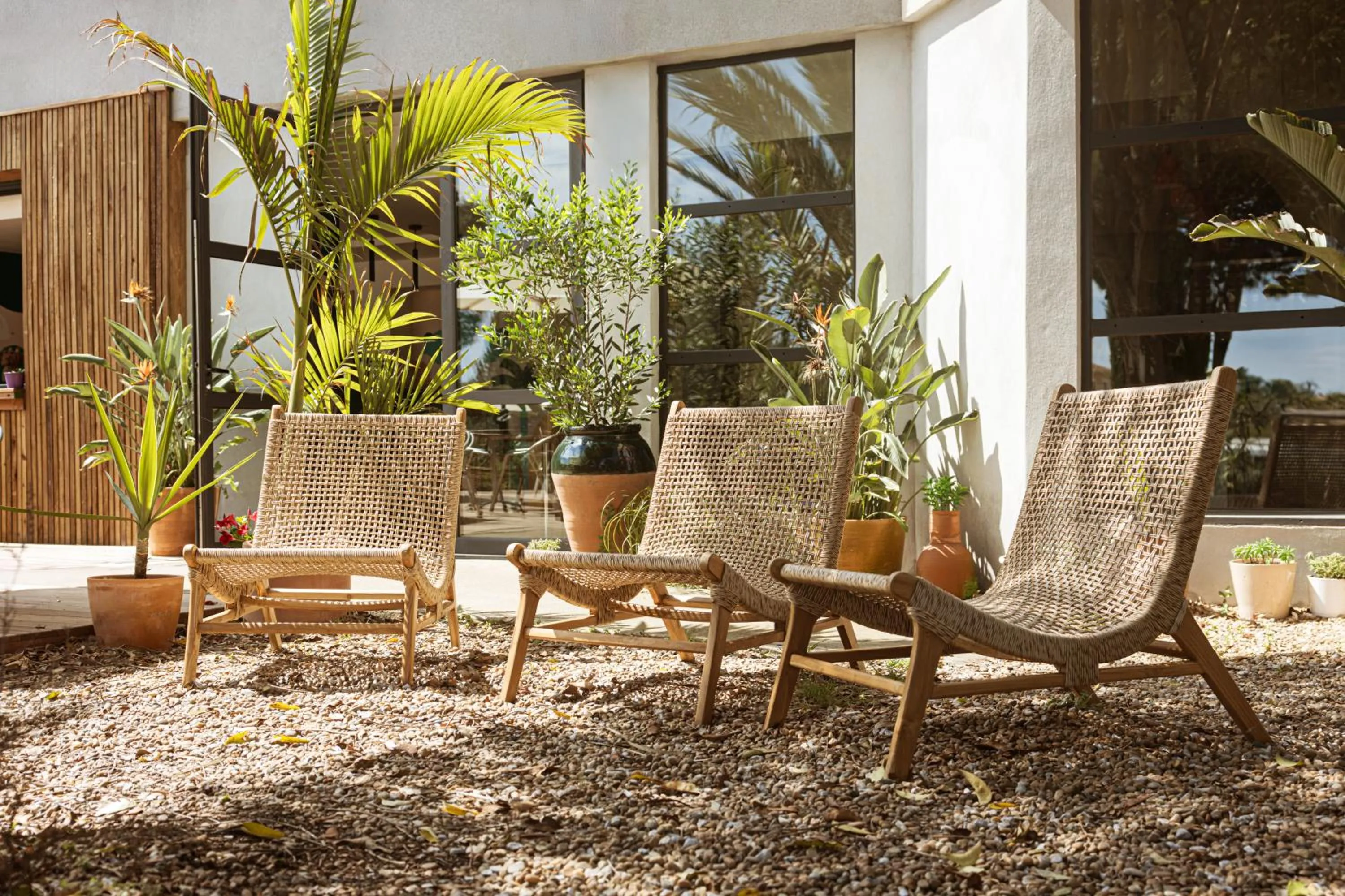 Patio in Hôtel les jardins du canal - solaire eco reponsable - piscine - parking - garage - bornes électriques - accueil vélos - kids friendly