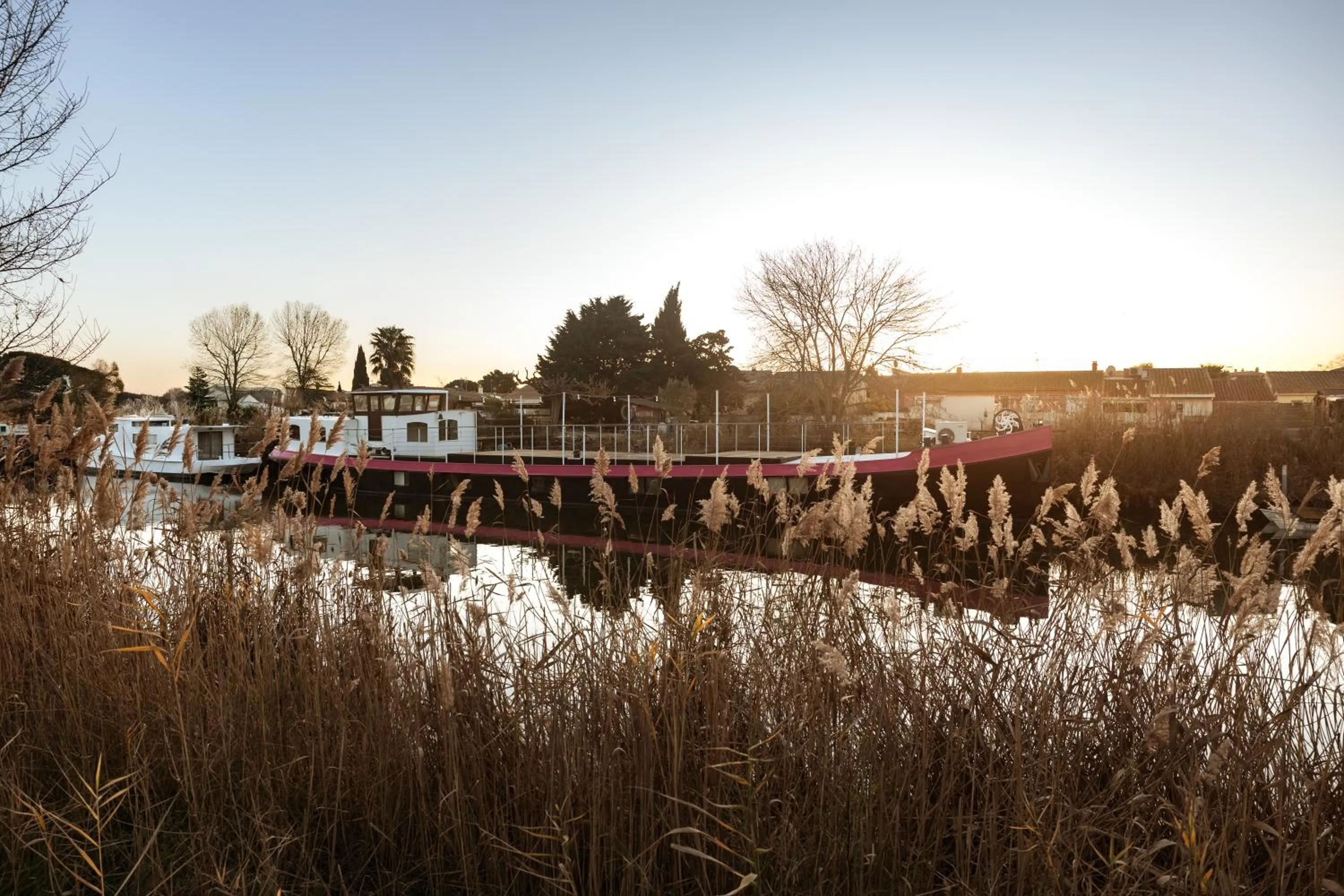 Natural landscape in Hôtel les jardins du canal - solaire eco reponsable - piscine - parking - garage - bornes électriques - accueil vélos - kids friendly