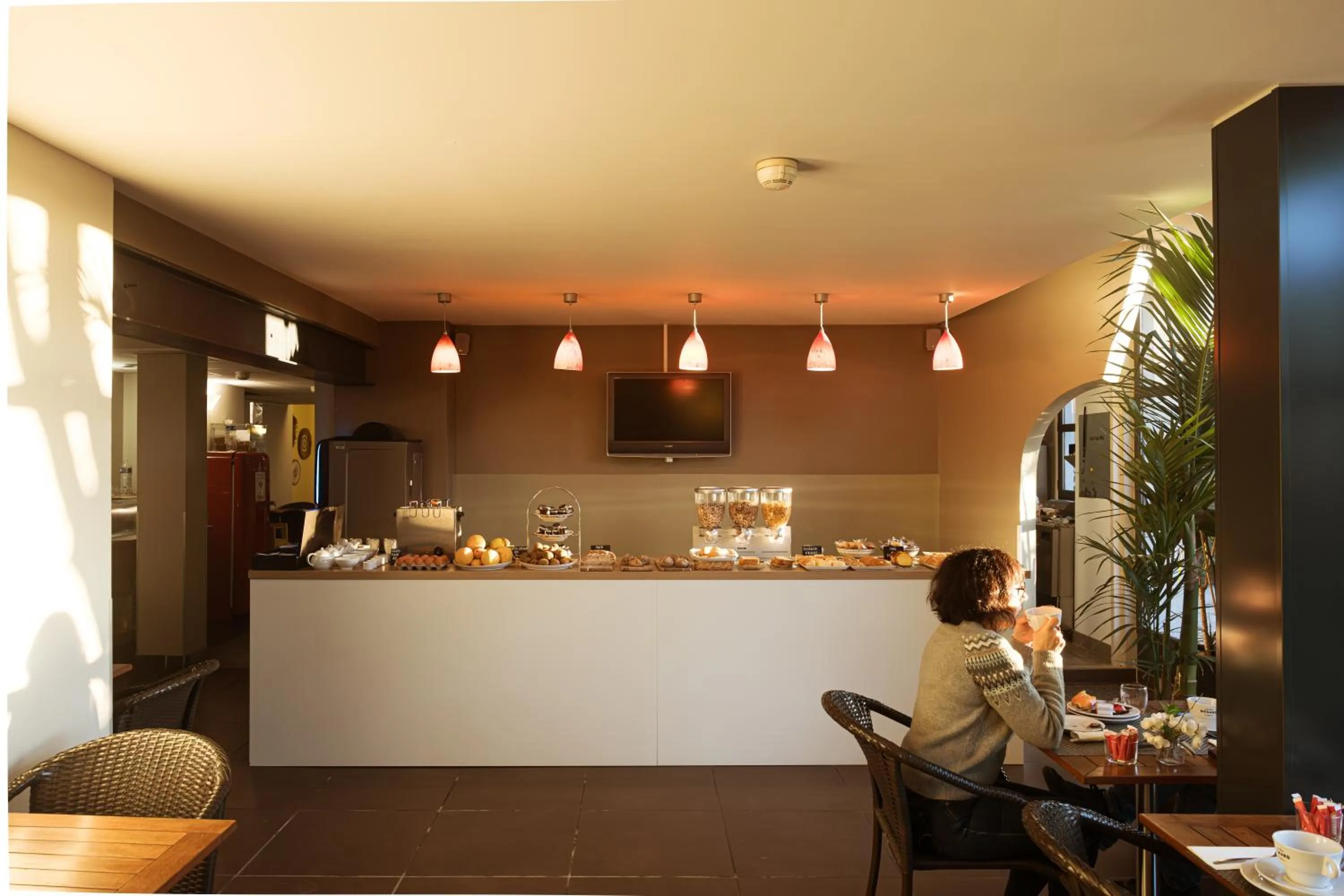 Breakfast in Hôtel les jardins du canal - solaire eco reponsable - piscine - parking - garage - bornes électriques - accueil vélos - kids friendly