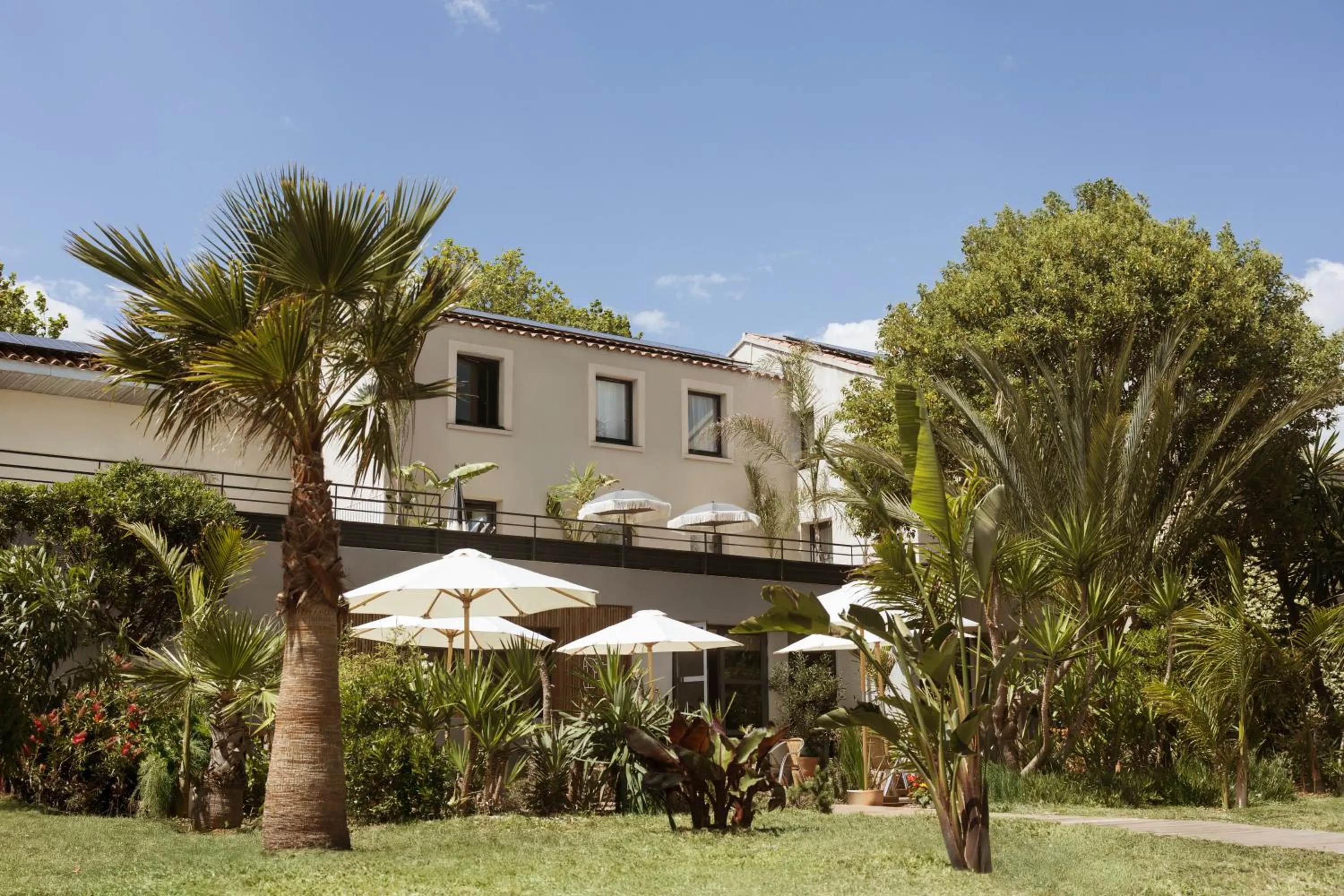 Property building in Hôtel les jardins du canal - solaire eco reponsable - piscine - parking - garage - bornes électriques - accueil vélos - kids friendly