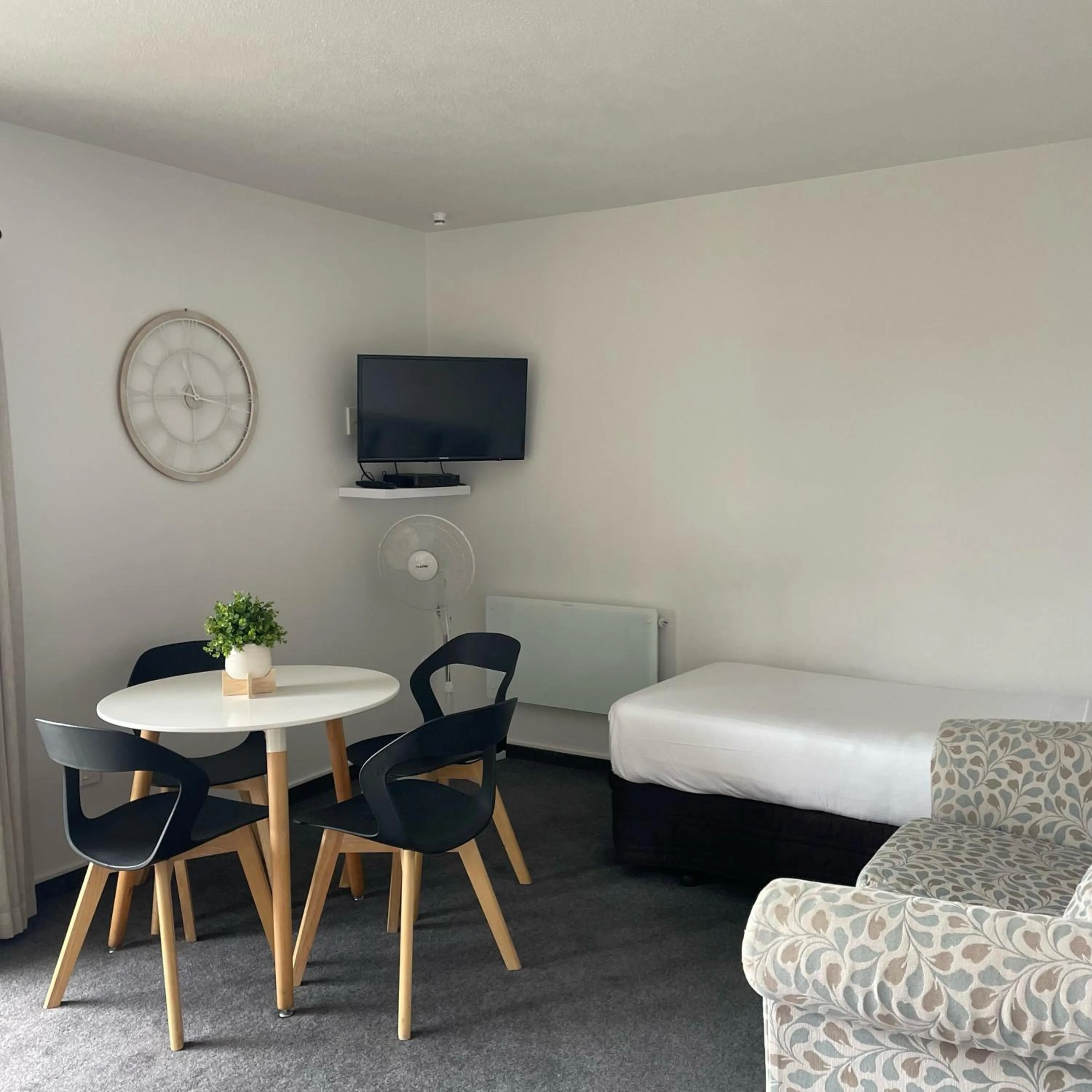 Living room, Bed in Apex Motorlodge