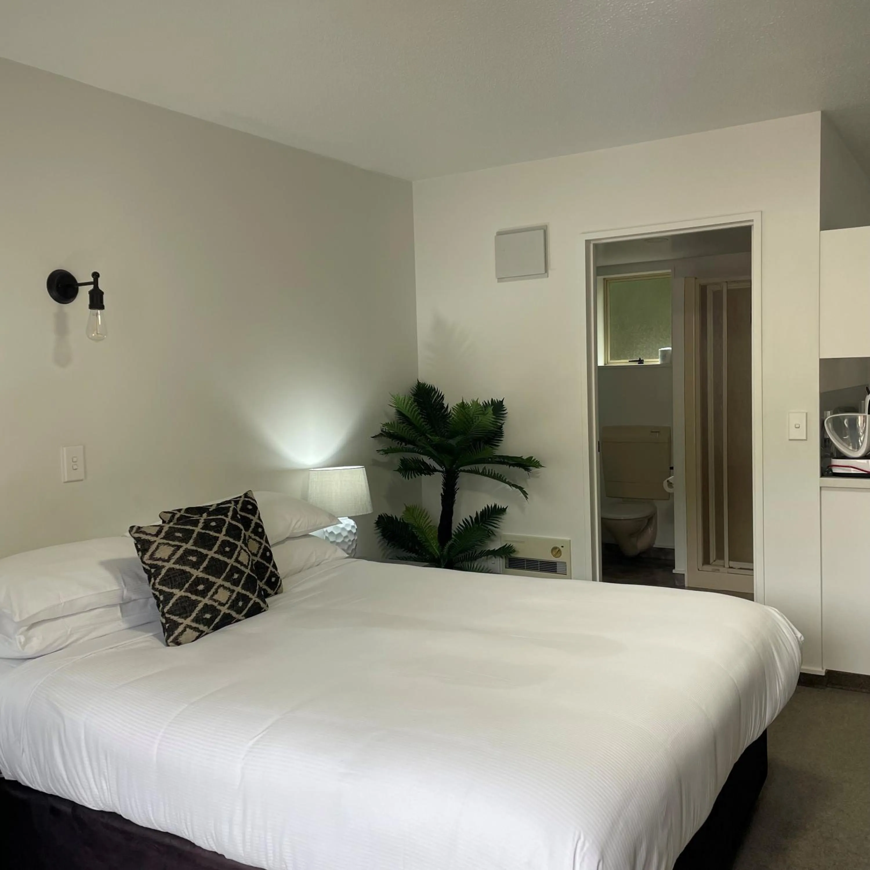 Bedroom, Bed in Apex Motorlodge