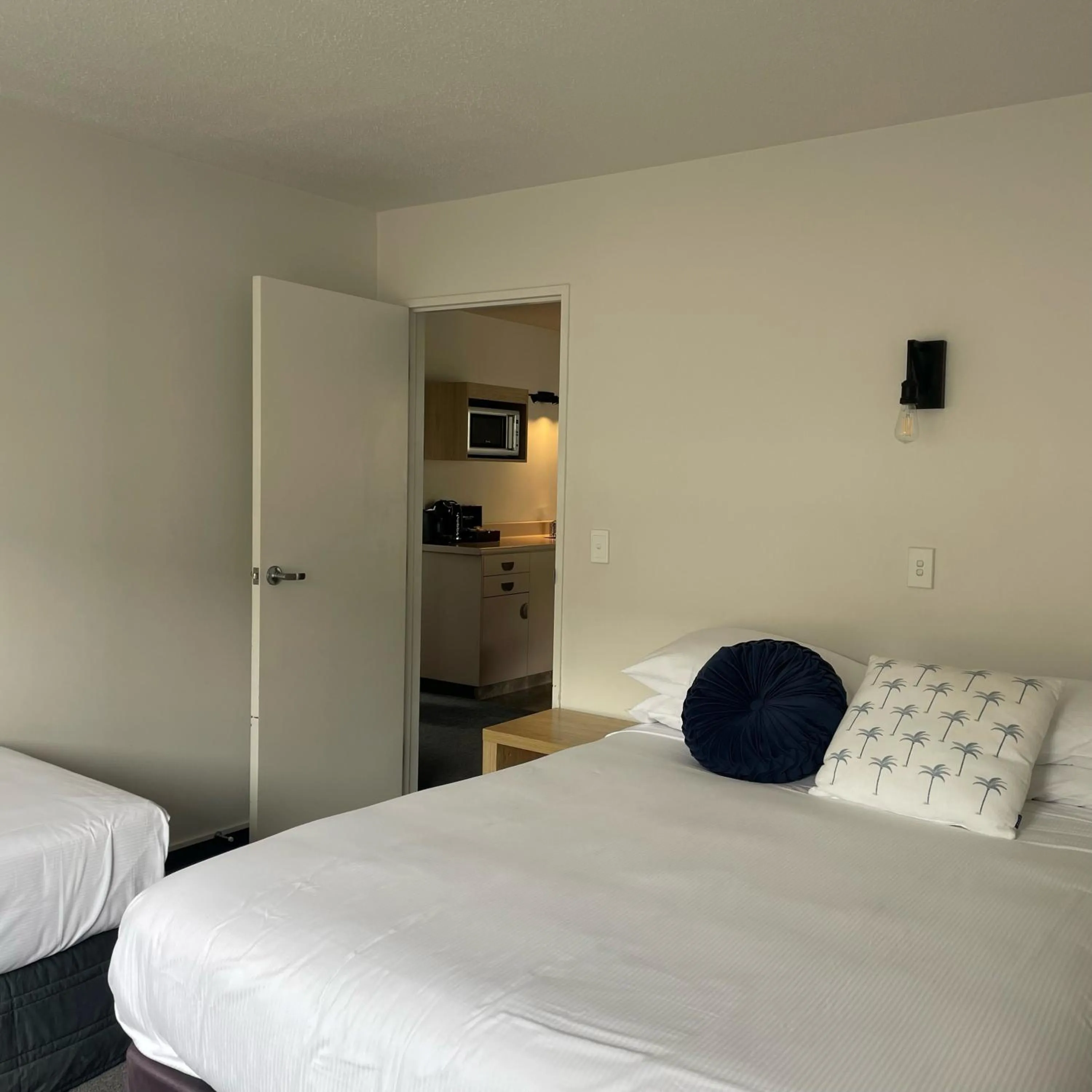 Bedroom, Bed in Apex Motorlodge