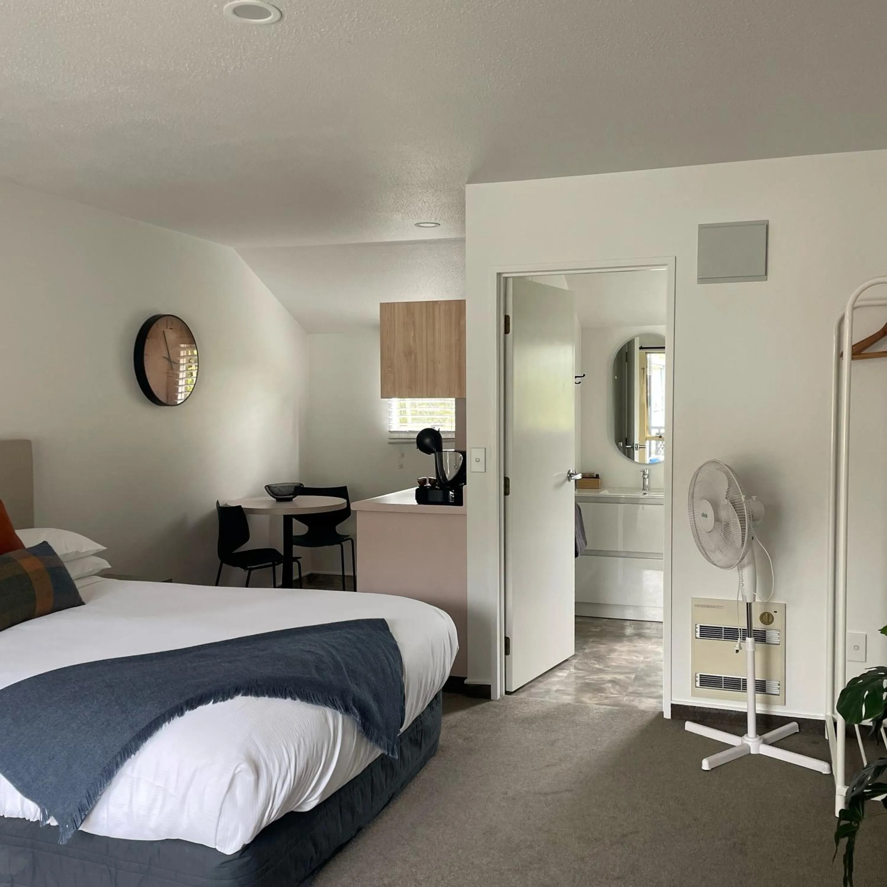 Bedroom, Bed in Apex Motorlodge