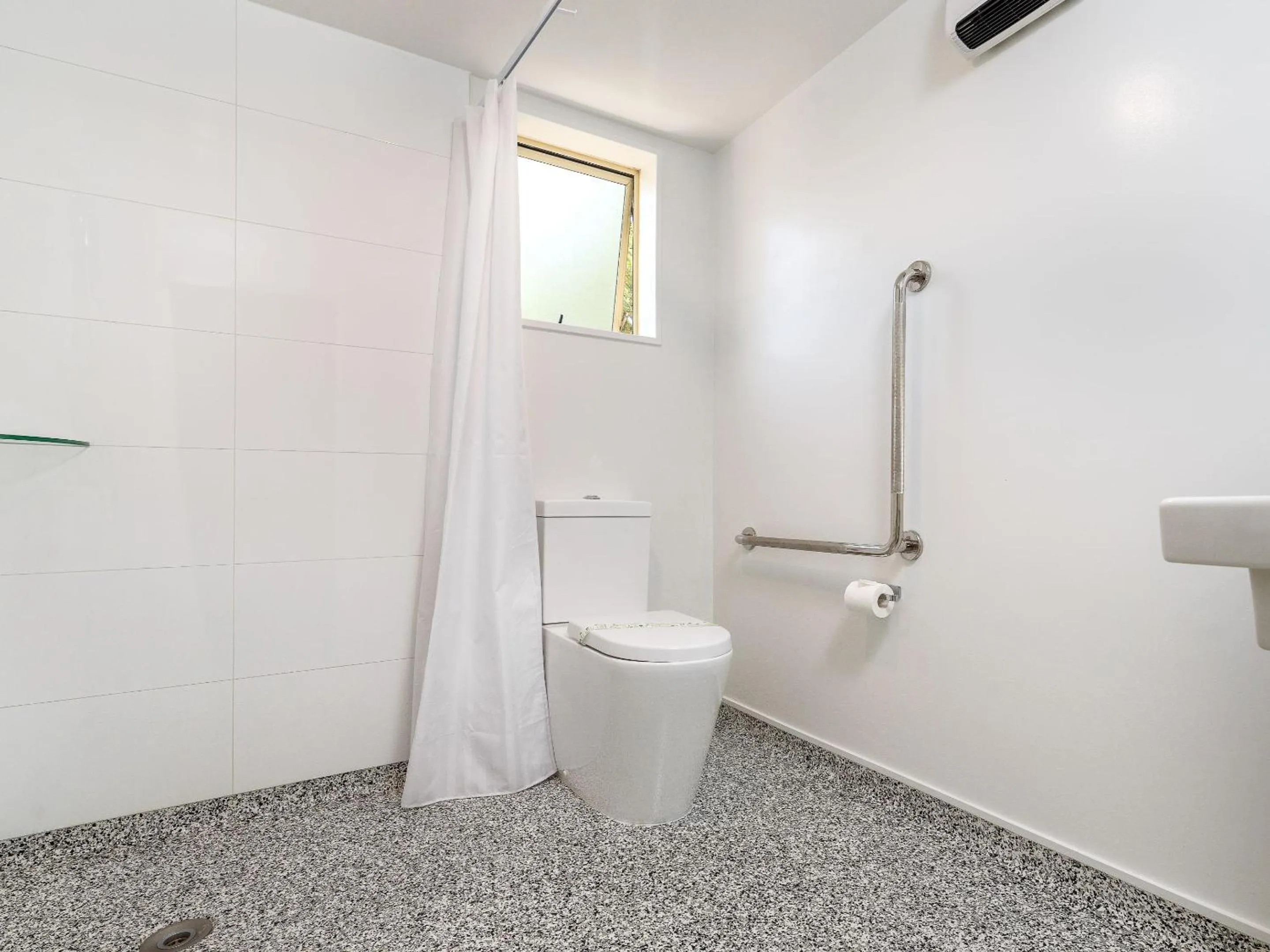 Bathroom in Apex Motorlodge