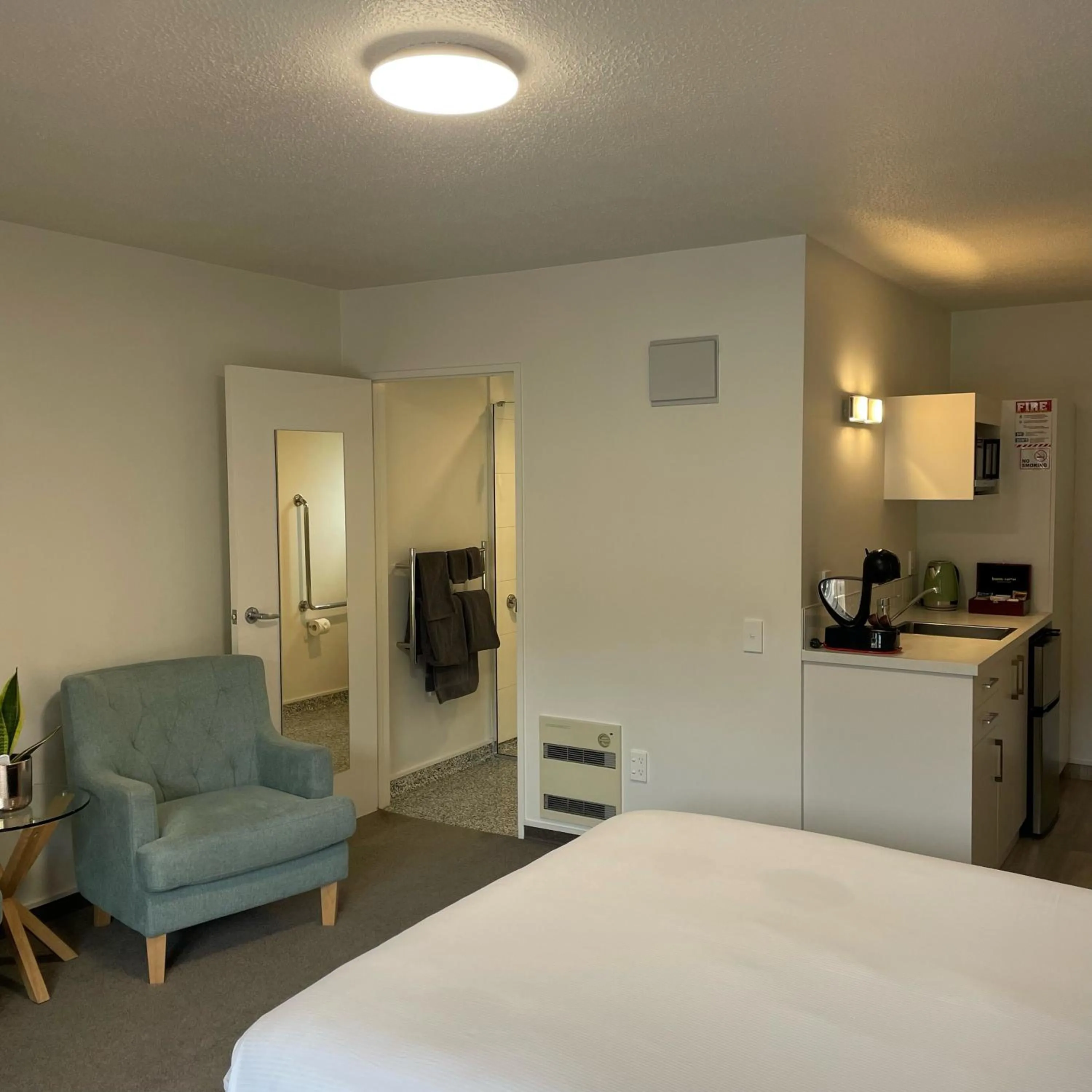 Living room, Bed in Apex Motorlodge