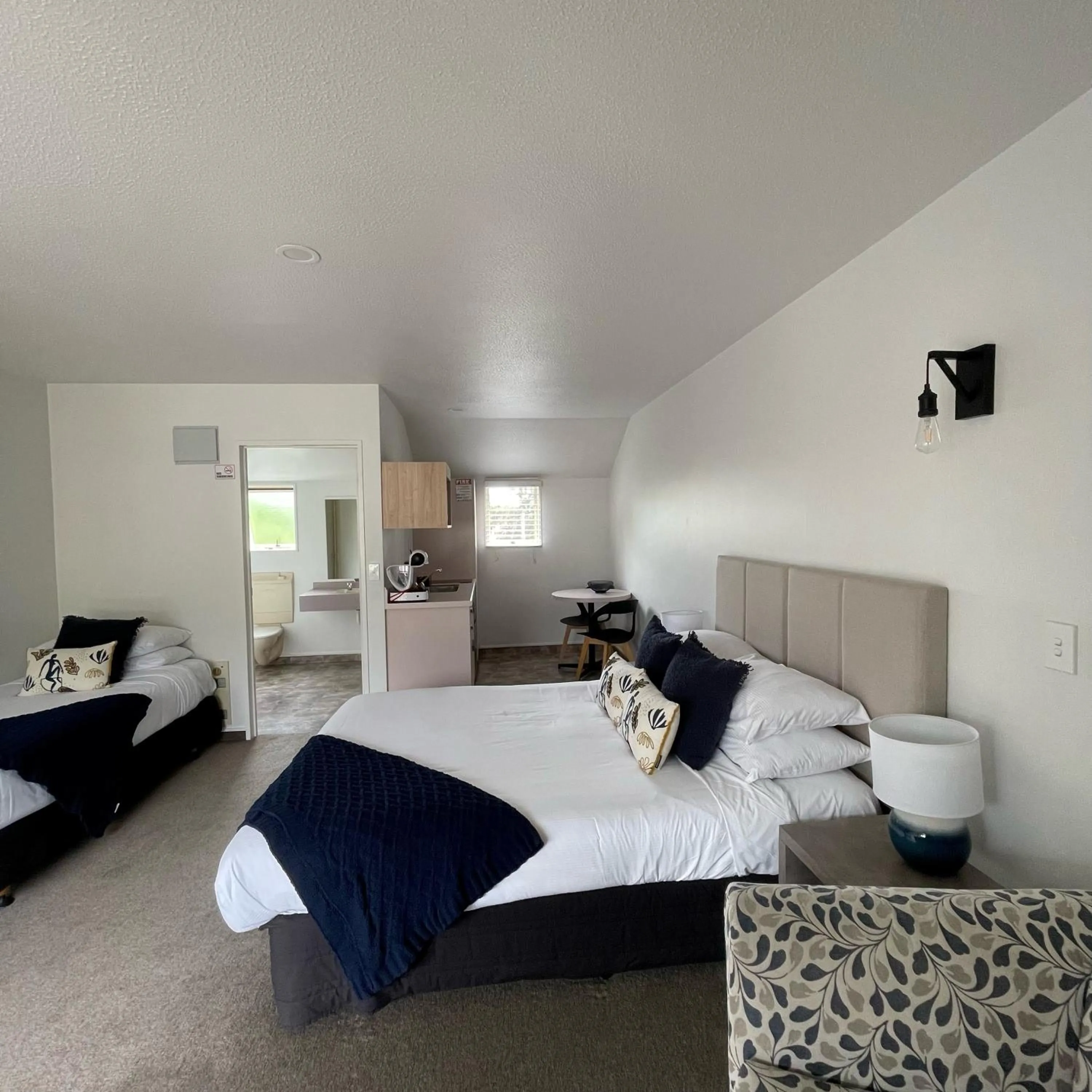 Bedroom, Bed in Apex Motorlodge