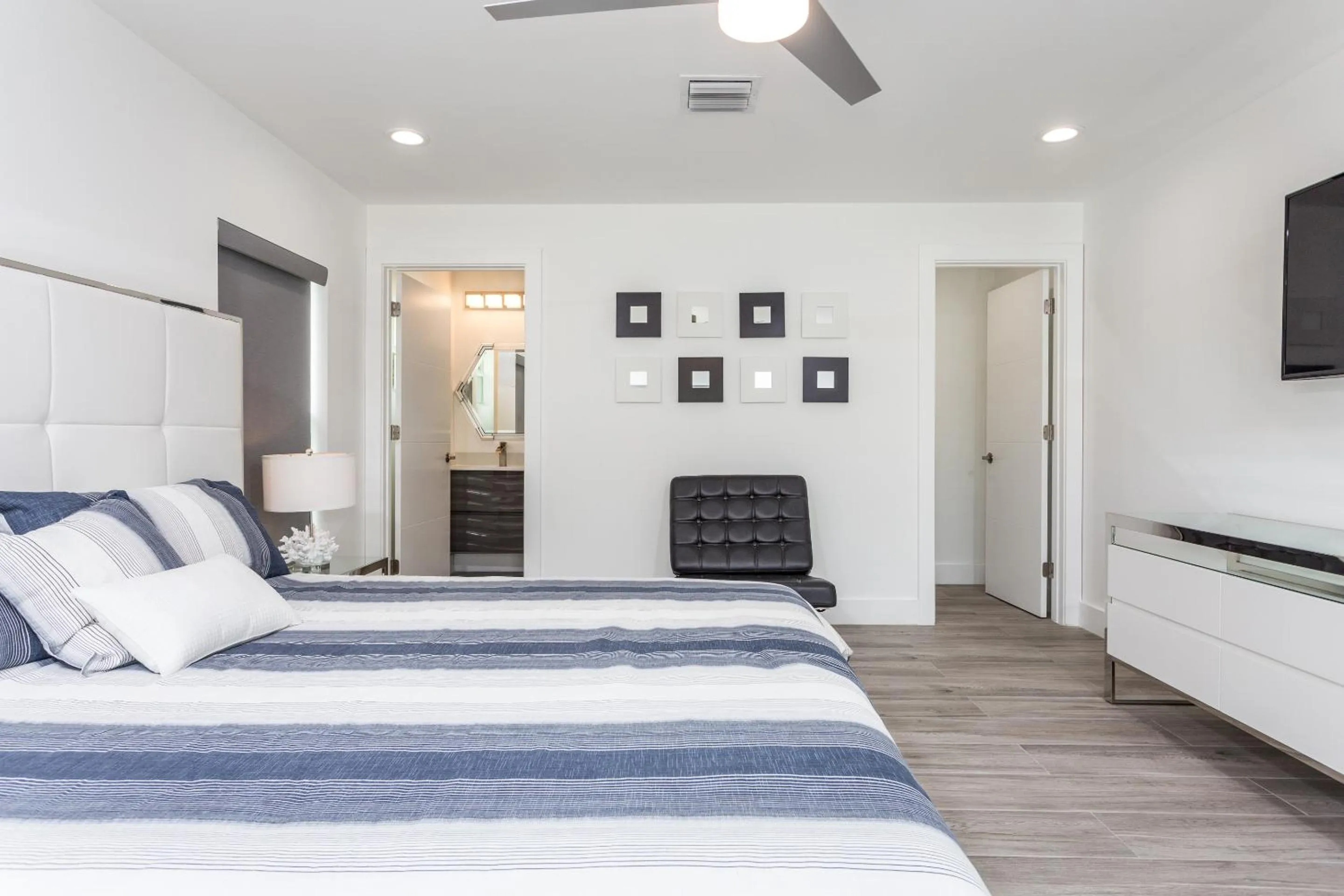 Bed in CASA HERMÈS Wilton Manor - Gay Guesthouse