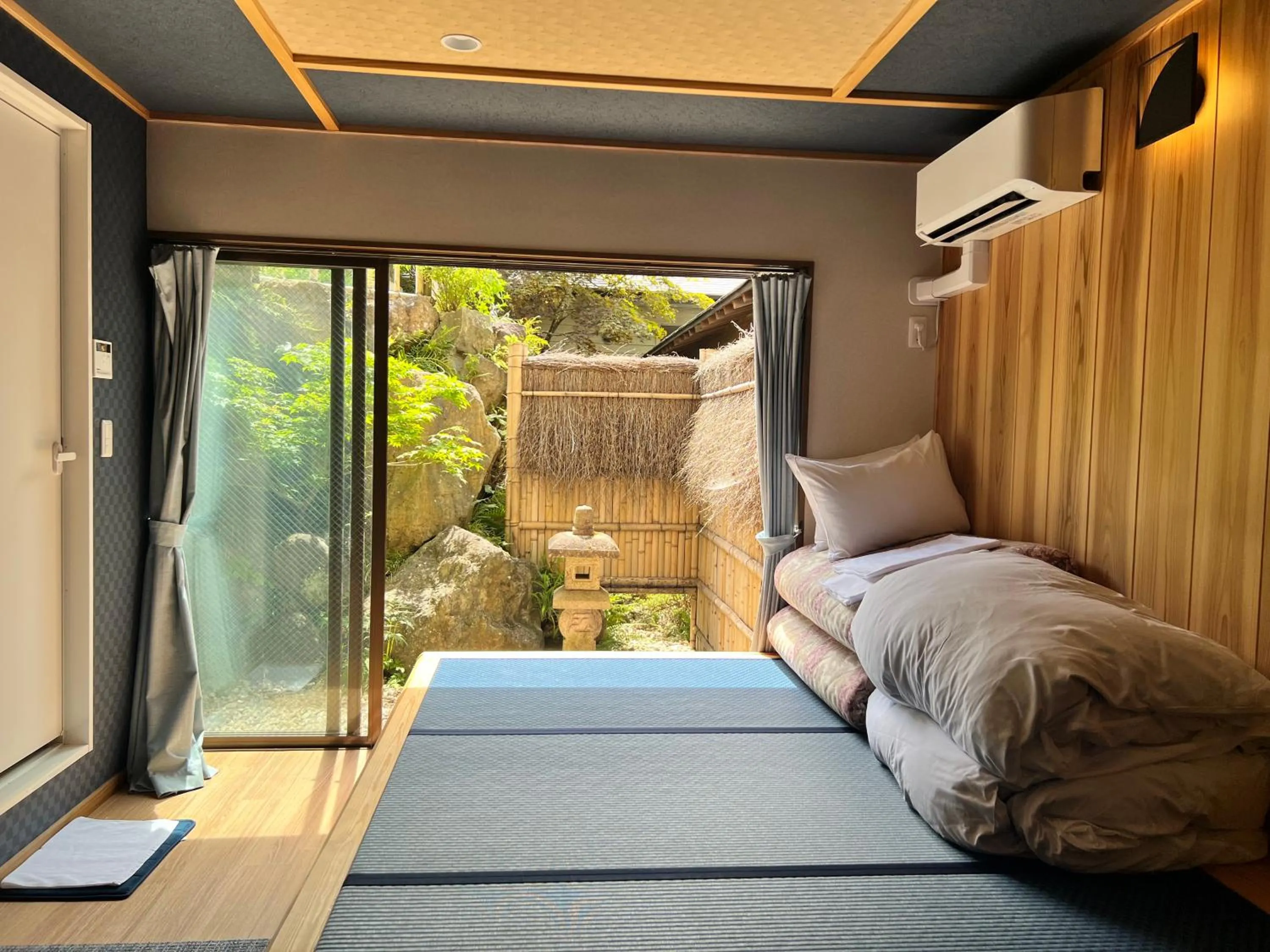 Bed in Onsen & Garden -Asante Inn-