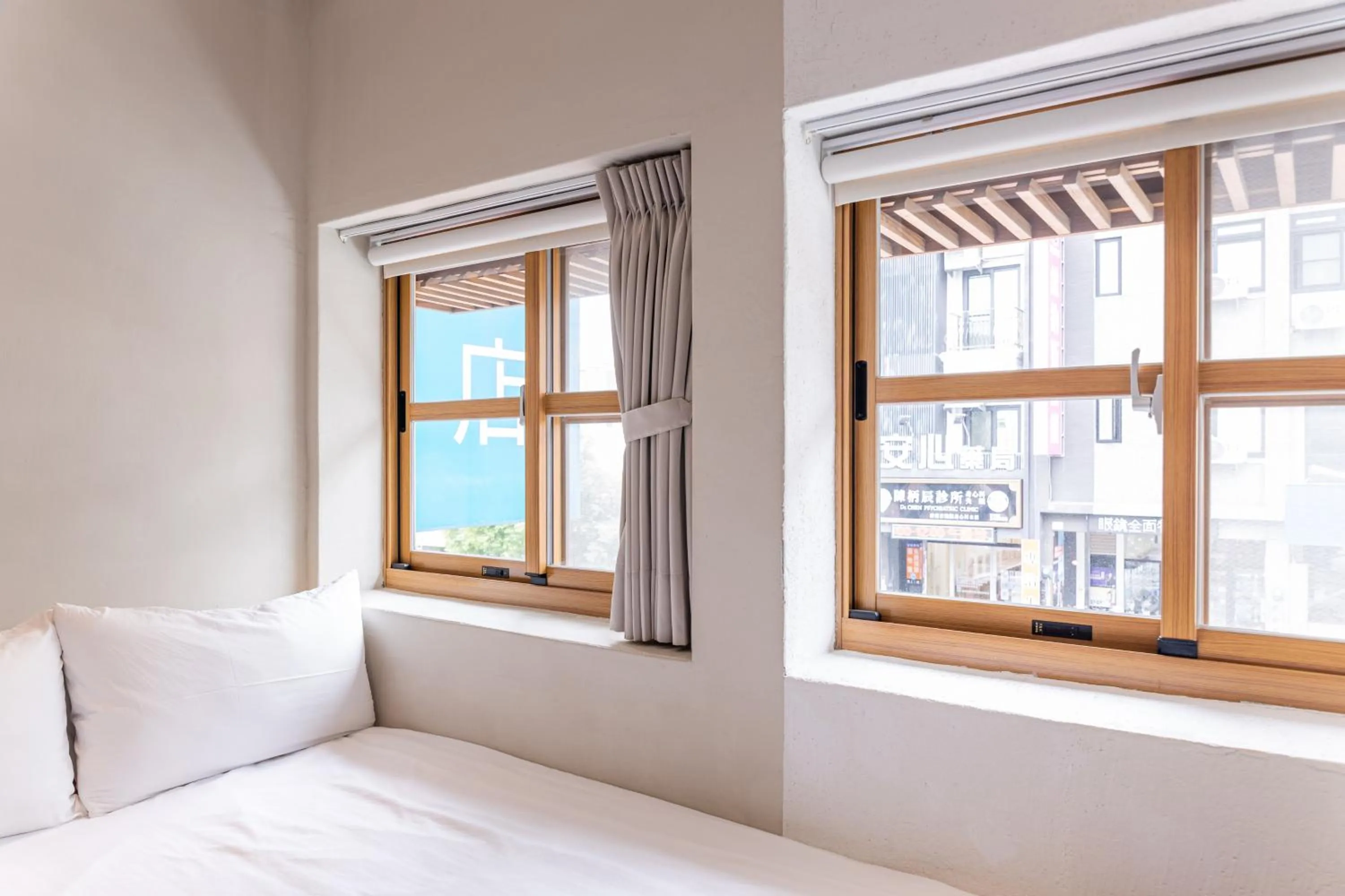 Photo of the whole room, Bed in Tiin Tinn Inn - Tiehua Xiutai