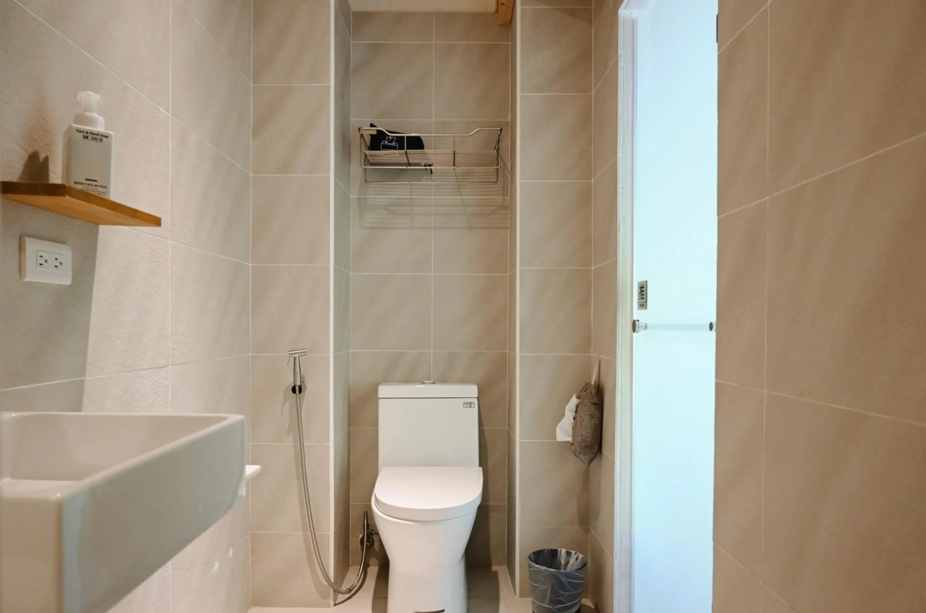 Toilet in Tiin Tinn Inn - Tiehua Xiutai