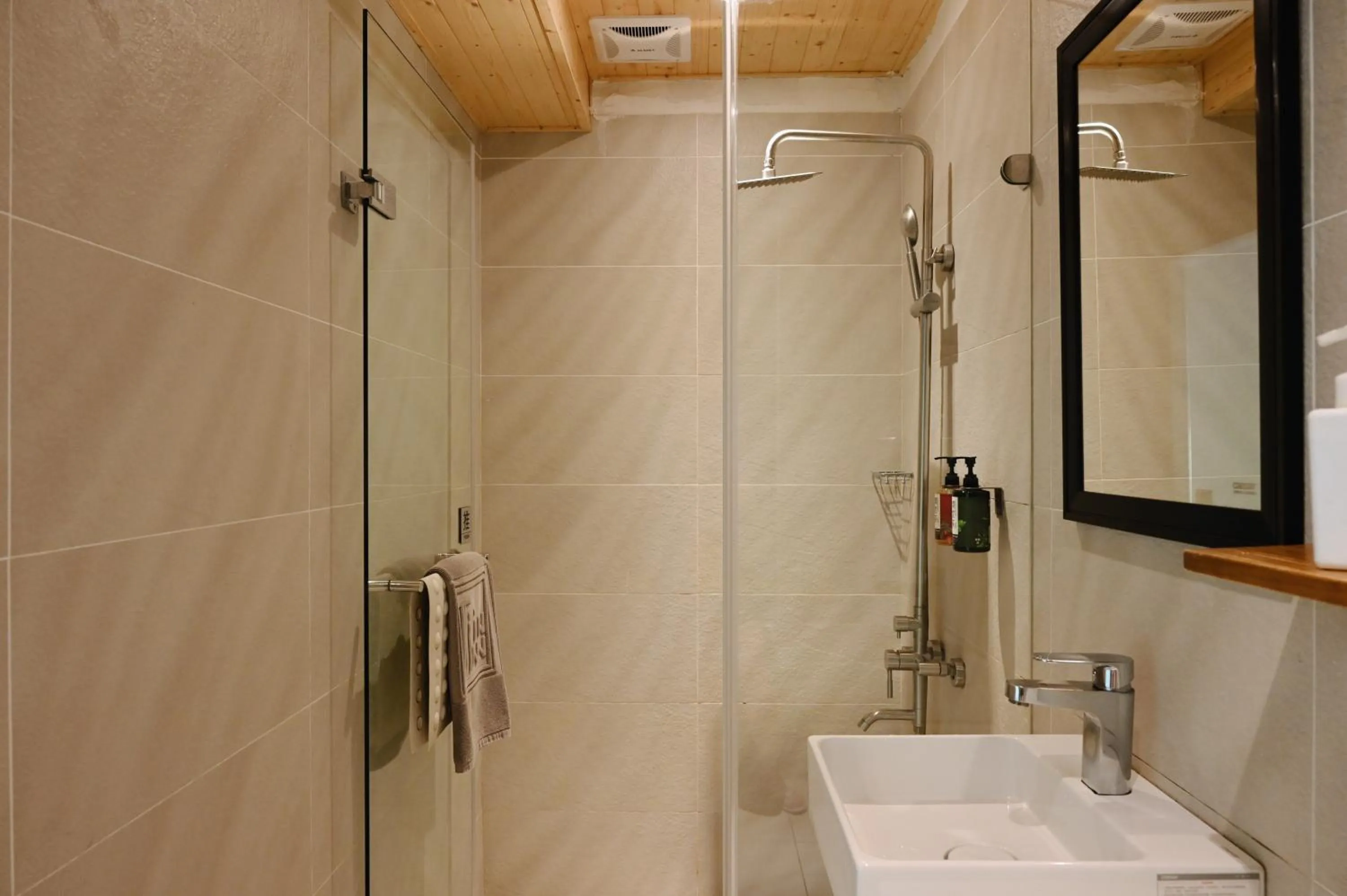 Shower in Tiin Tinn Inn - Tiehua Xiutai