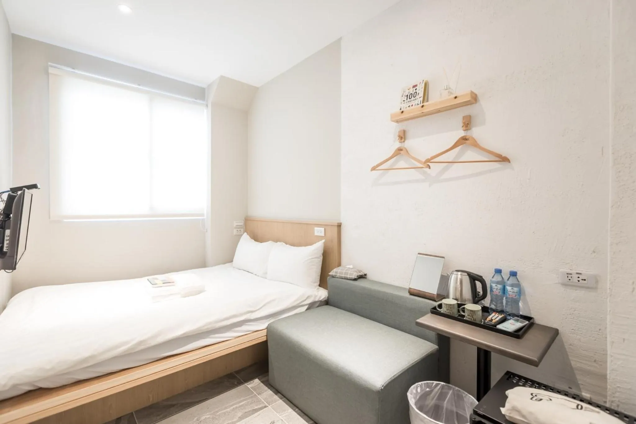 Decorative detail, Bed in Tiin Tinn Inn - Tiehua Xiutai