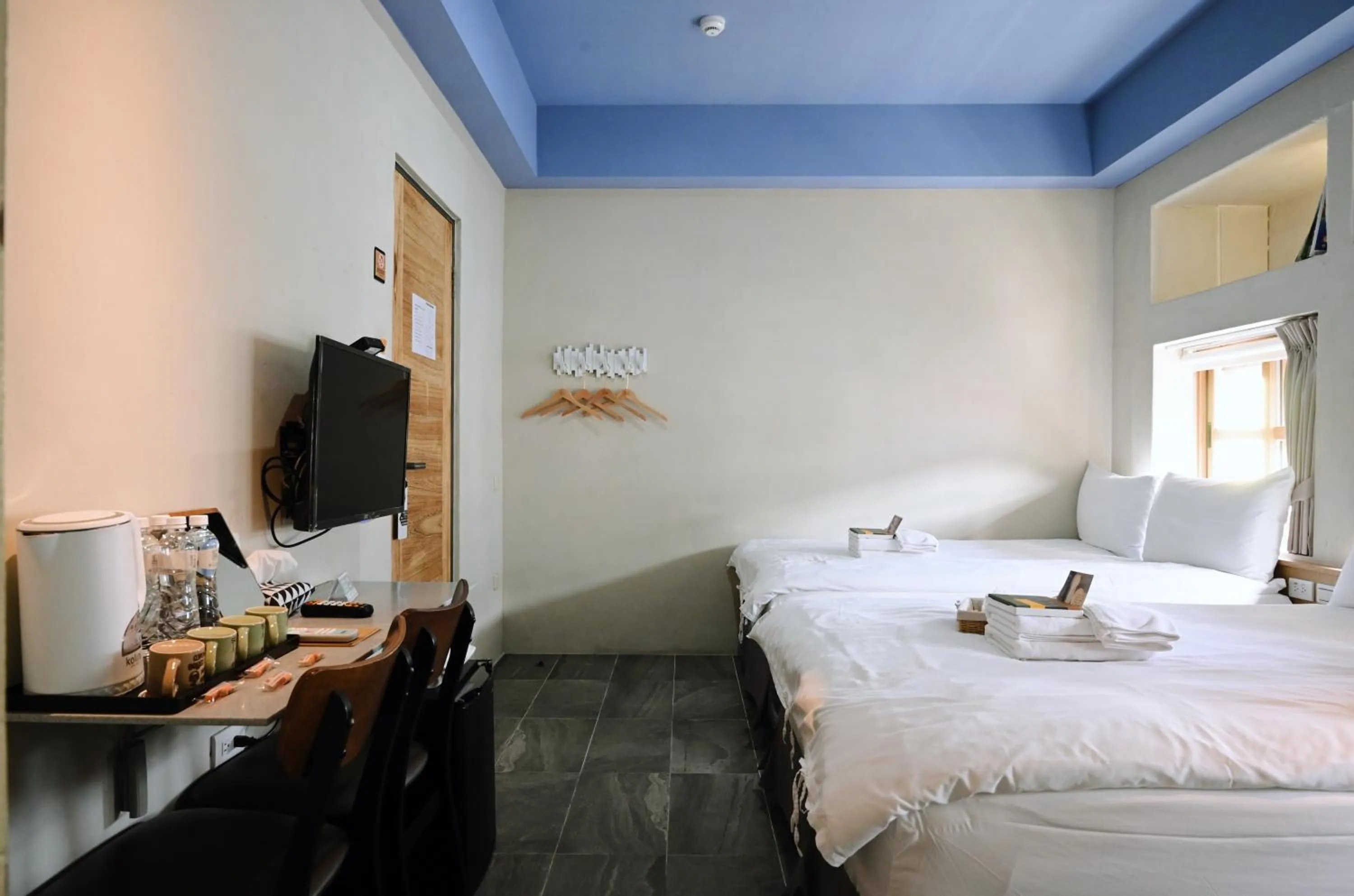 Photo of the whole room, Bed in Tiin Tinn Inn - Tiehua Xiutai