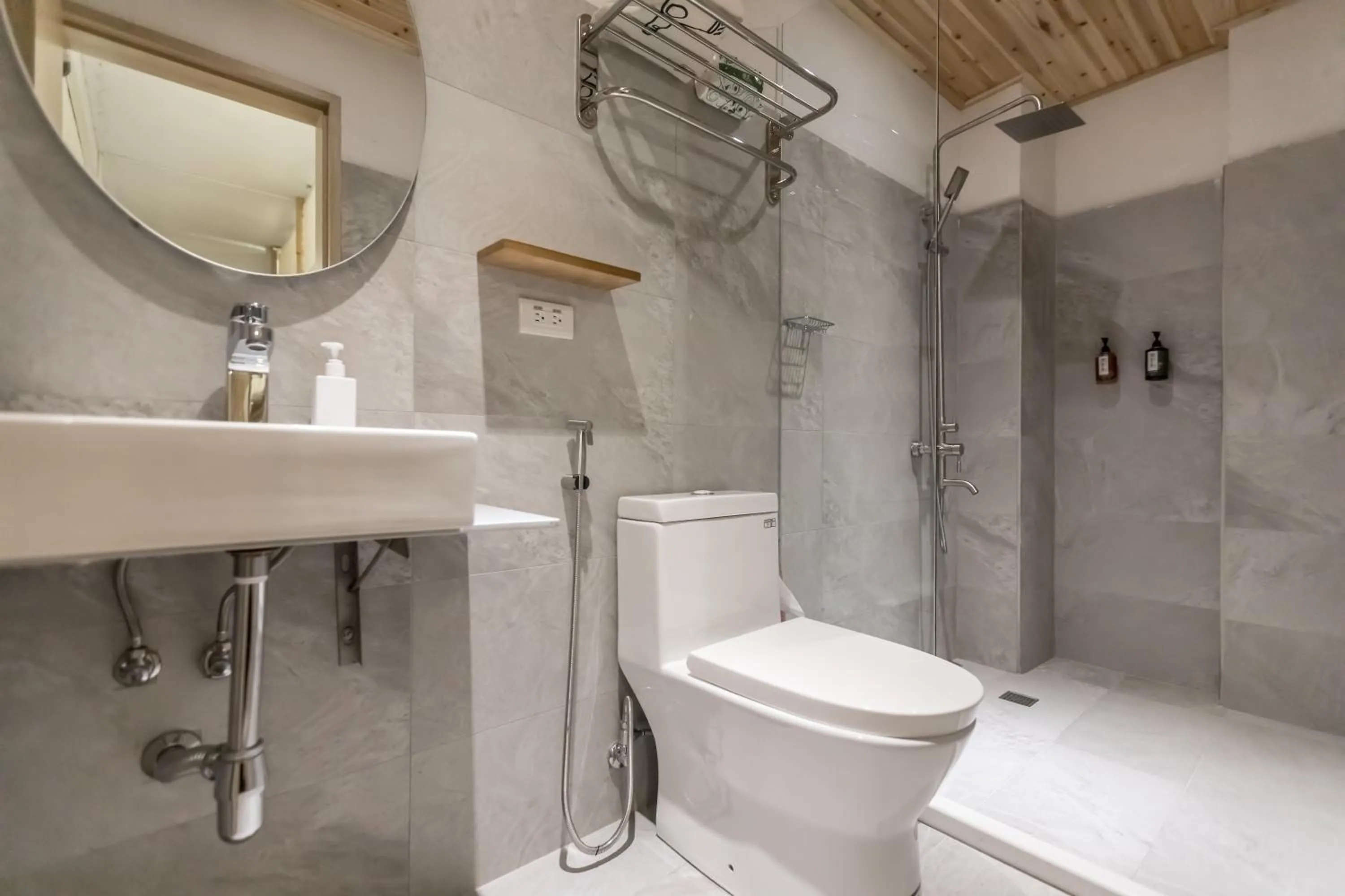 Shower in Tiin Tinn Inn - Tiehua Xiutai