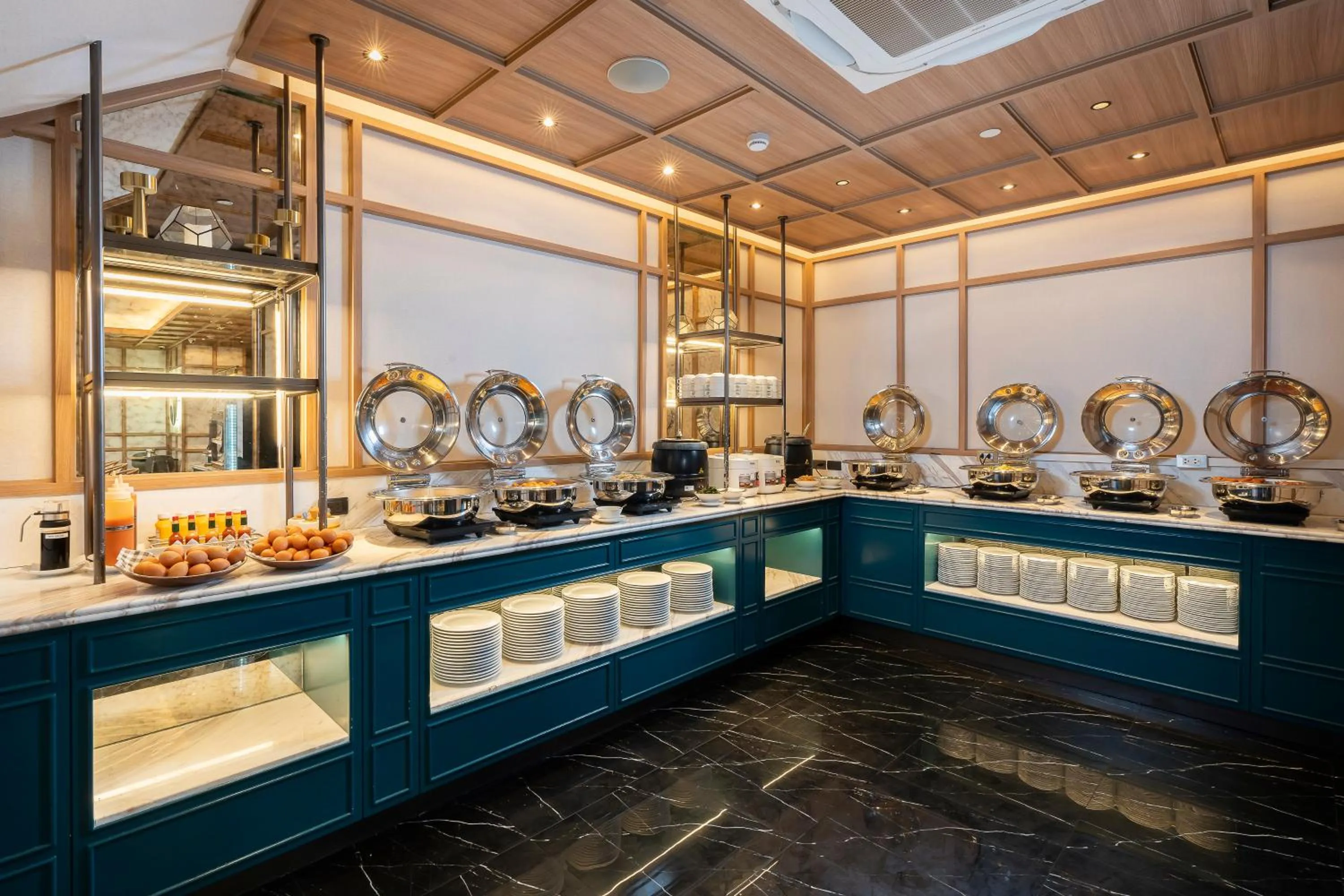 Restaurant/places to eat in Staybridge Suites Bangkok Thonglor by IHG