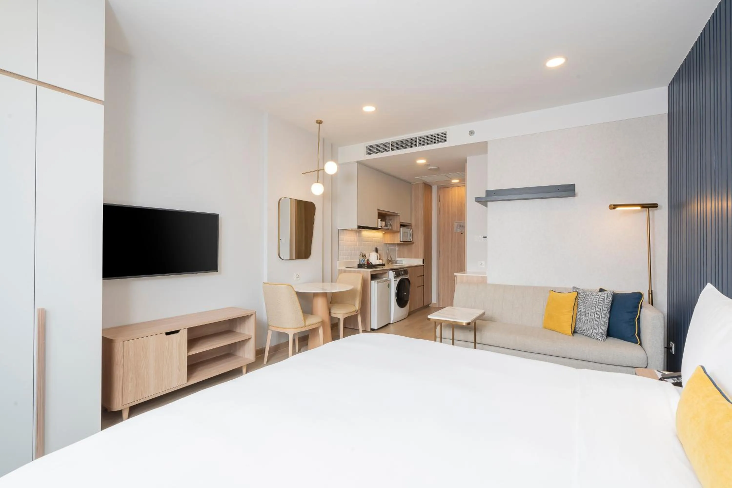Kitchen or kitchenette, Bed in Staybridge Suites Bangkok Thonglor by IHG