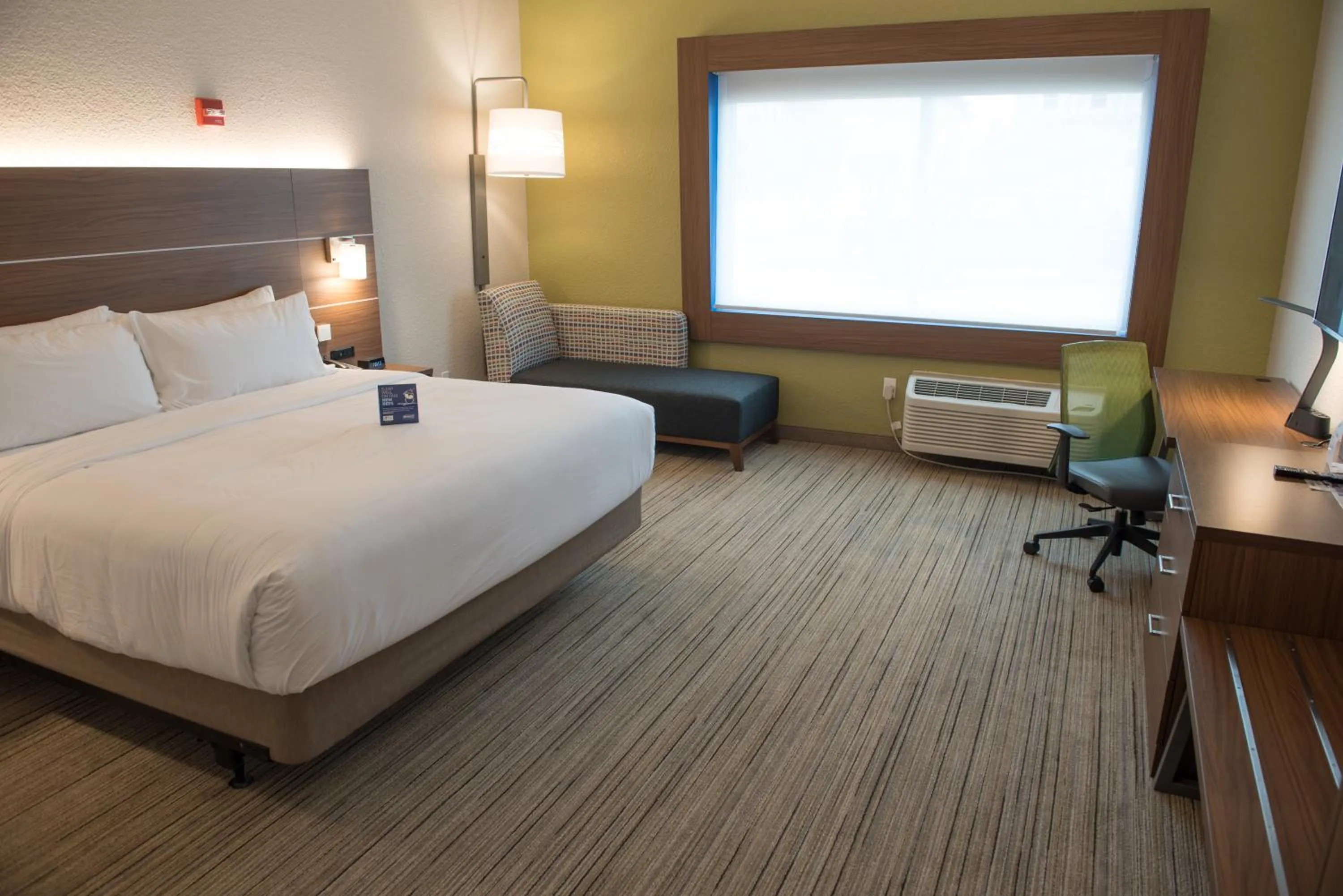 Photo of the whole room, Bed in Holiday Inn Express & Suites - Warsaw - E Center by IHG