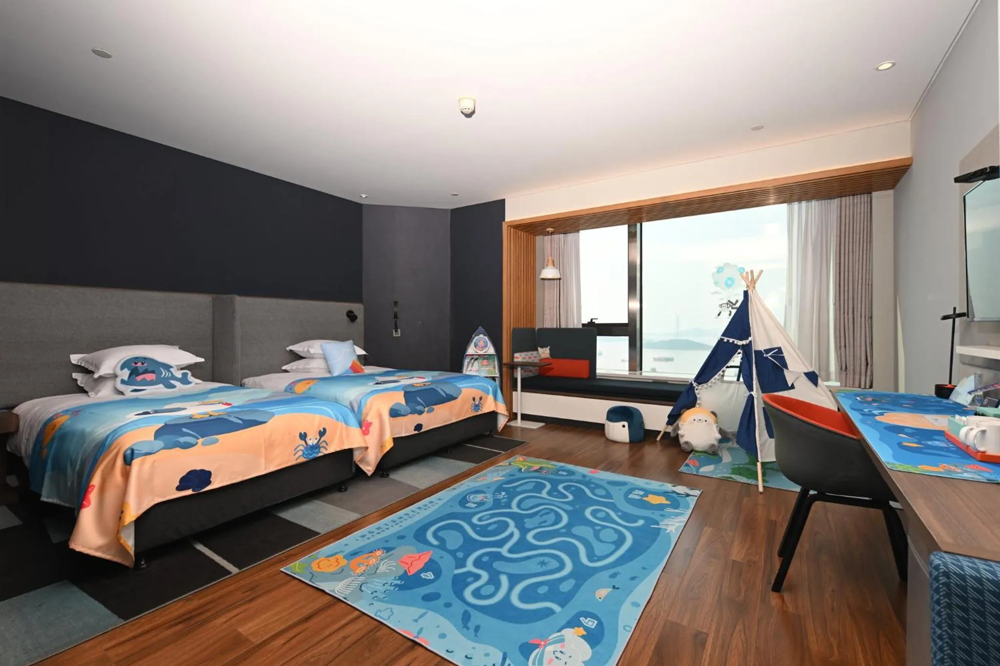 Photo of the whole room, Bed in Holiday Inn Express Zhoushan Dinghai by IHG