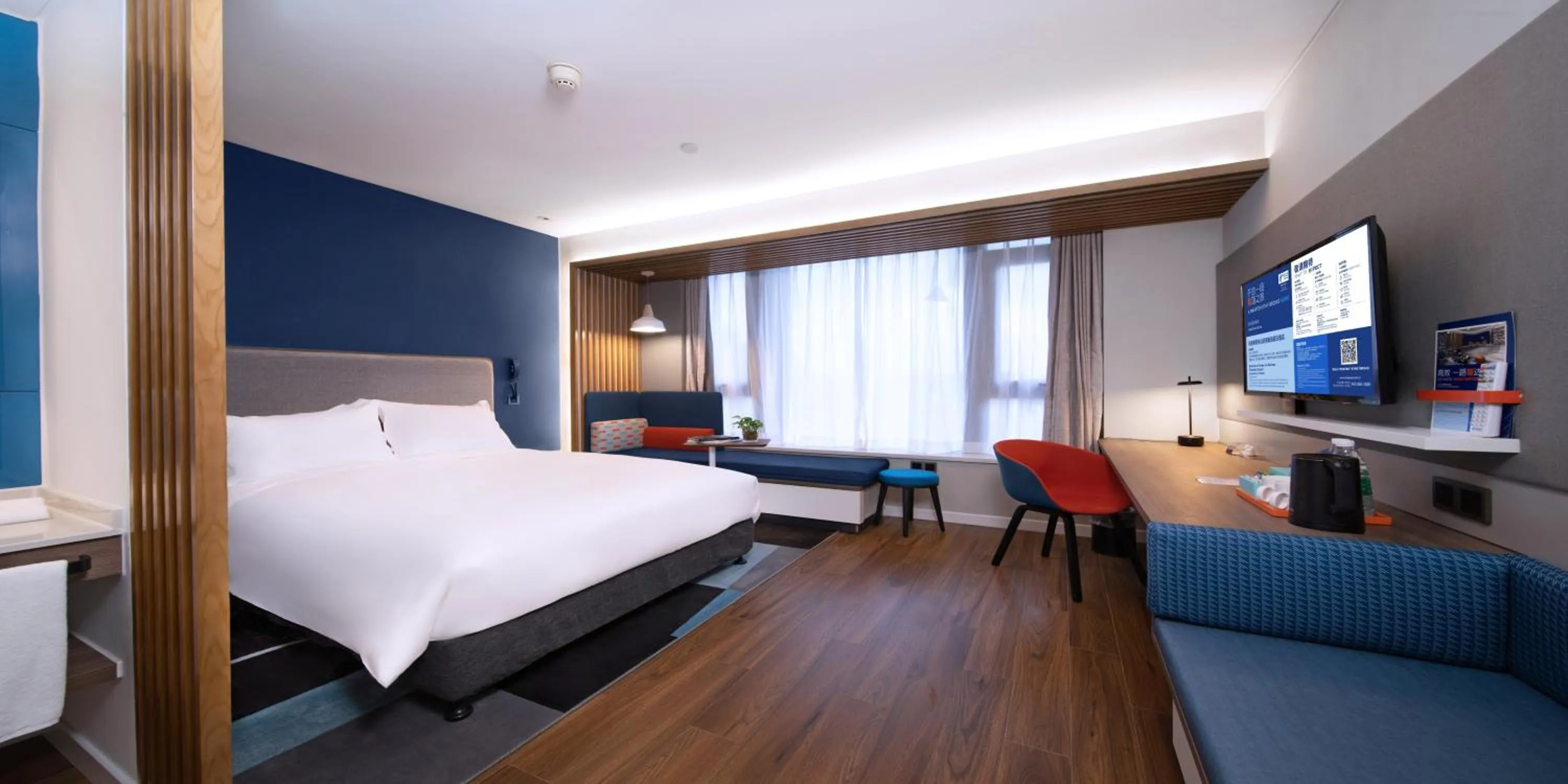Photo of the whole room, Bed in Holiday Inn Express Zhoushan Dinghai by IHG