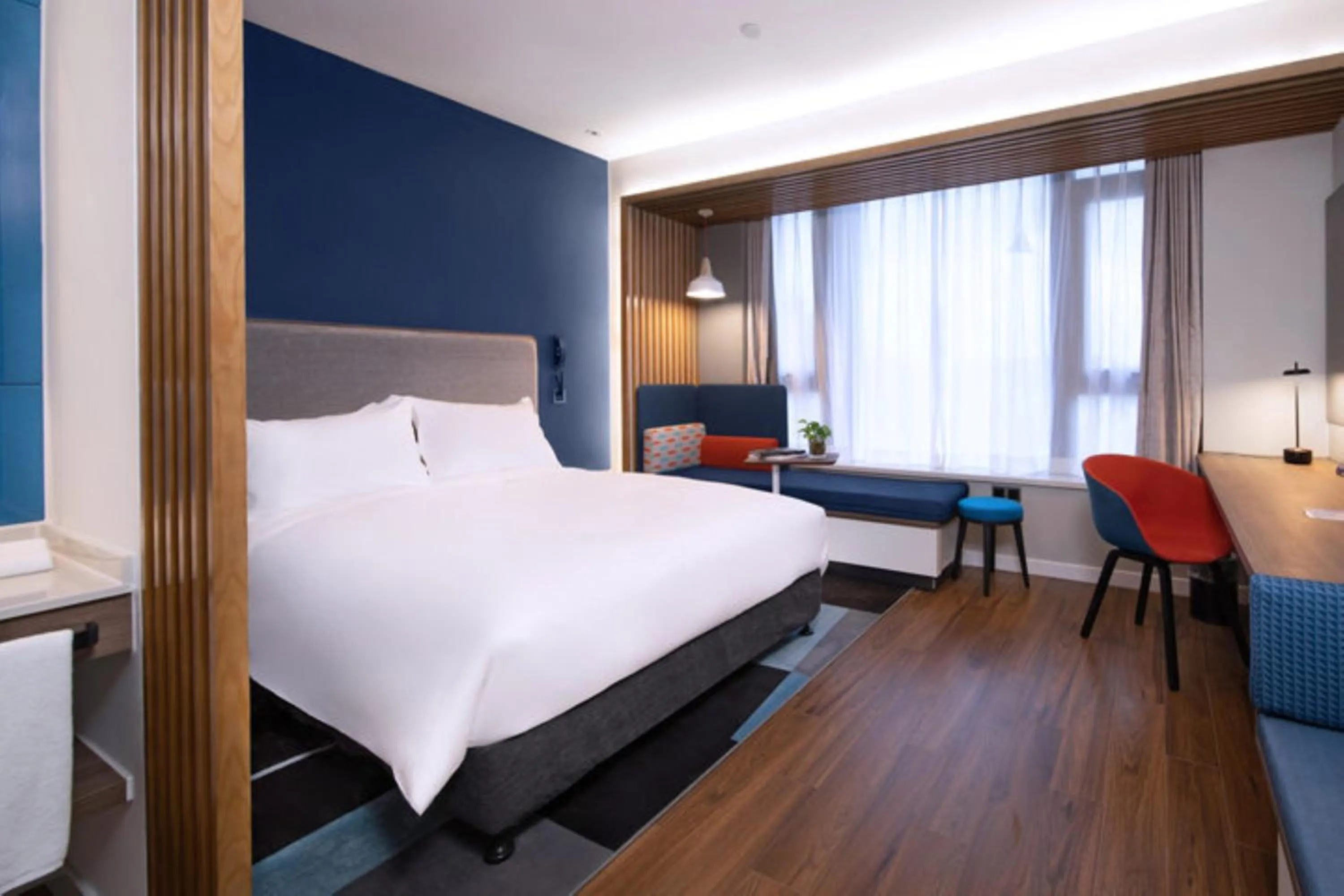 Photo of the whole room, Bed in Holiday Inn Express Zhoushan Dinghai by IHG