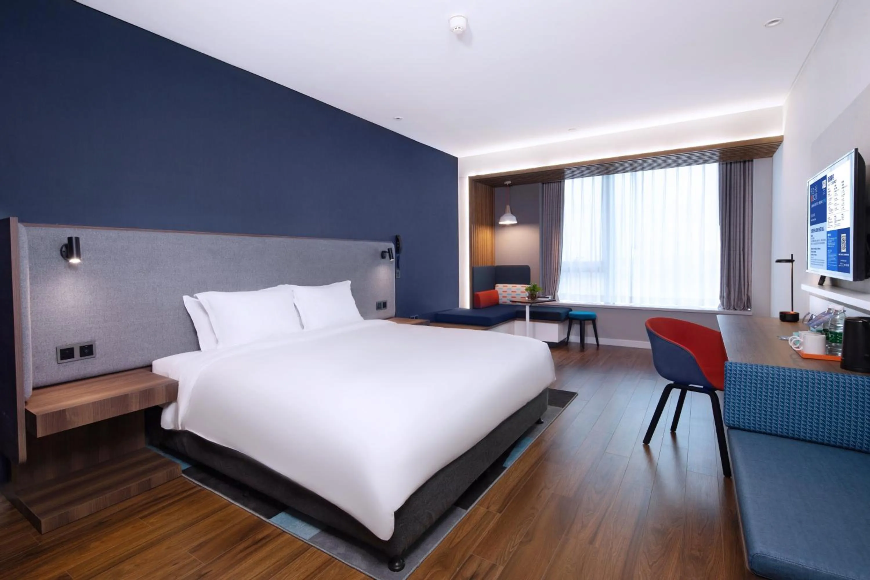 Photo of the whole room, Bed in Holiday Inn Express Zhoushan Dinghai by IHG