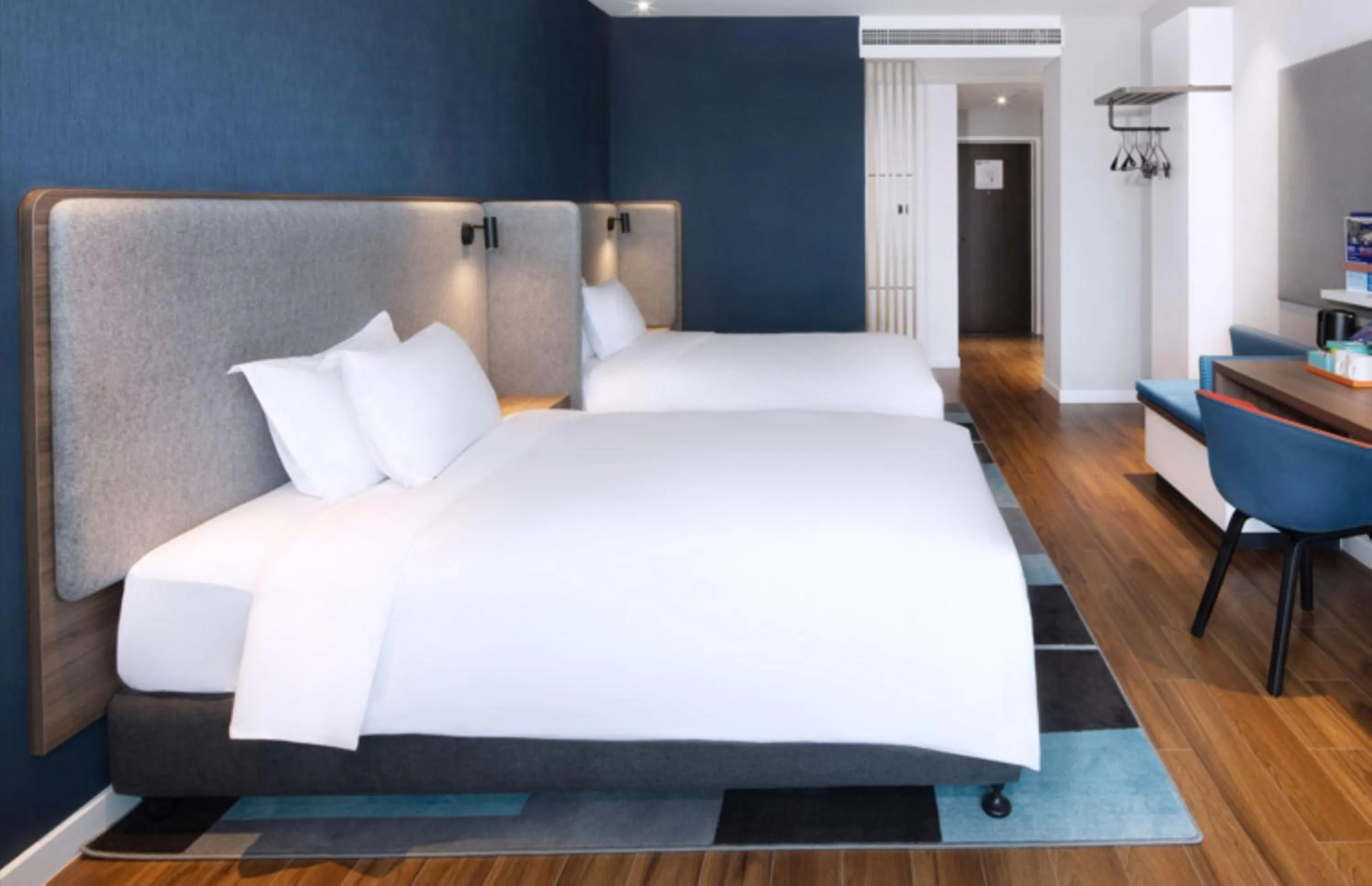 Photo of the whole room, Bed in Holiday Inn Express Zhoushan Dinghai by IHG