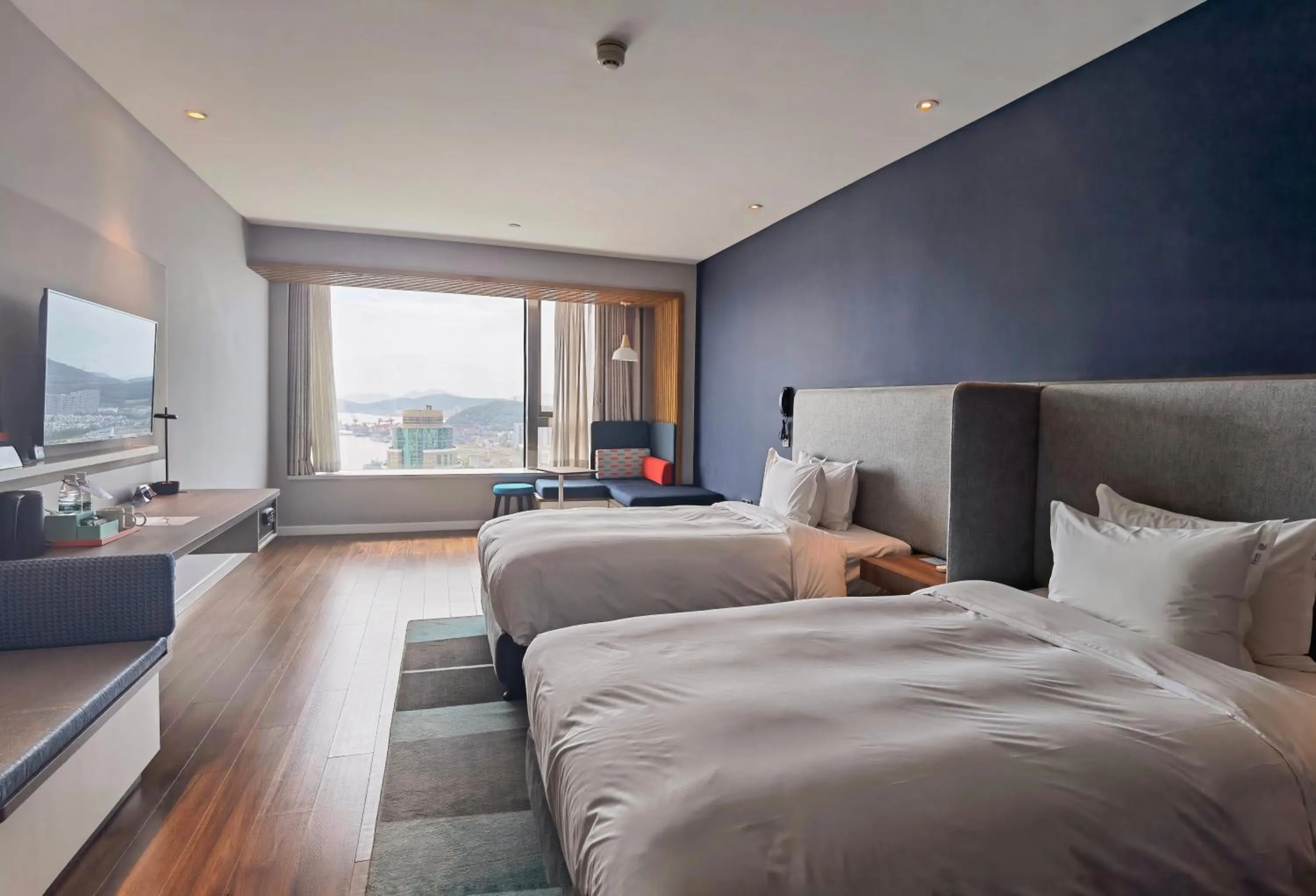 Photo of the whole room, Bed in Holiday Inn Express Zhoushan Dinghai by IHG