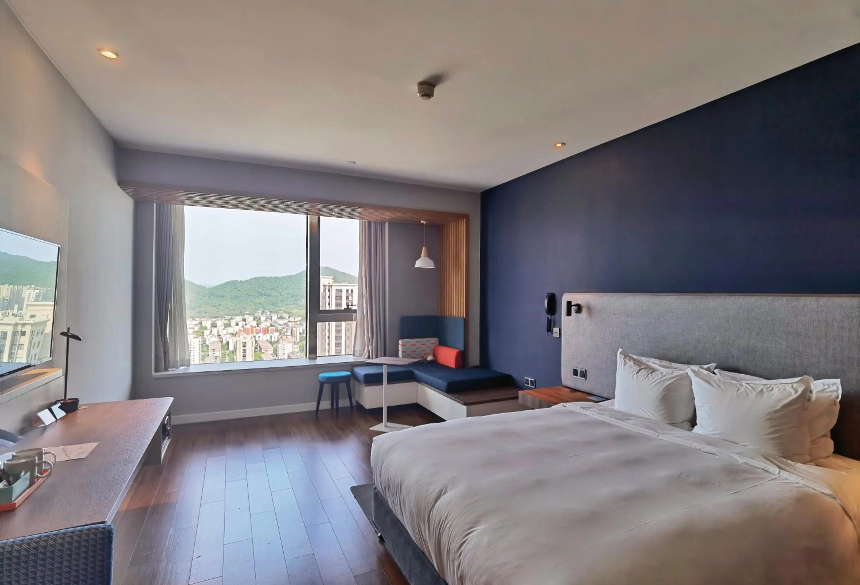 Photo of the whole room, Bed in Holiday Inn Express Zhoushan Dinghai by IHG