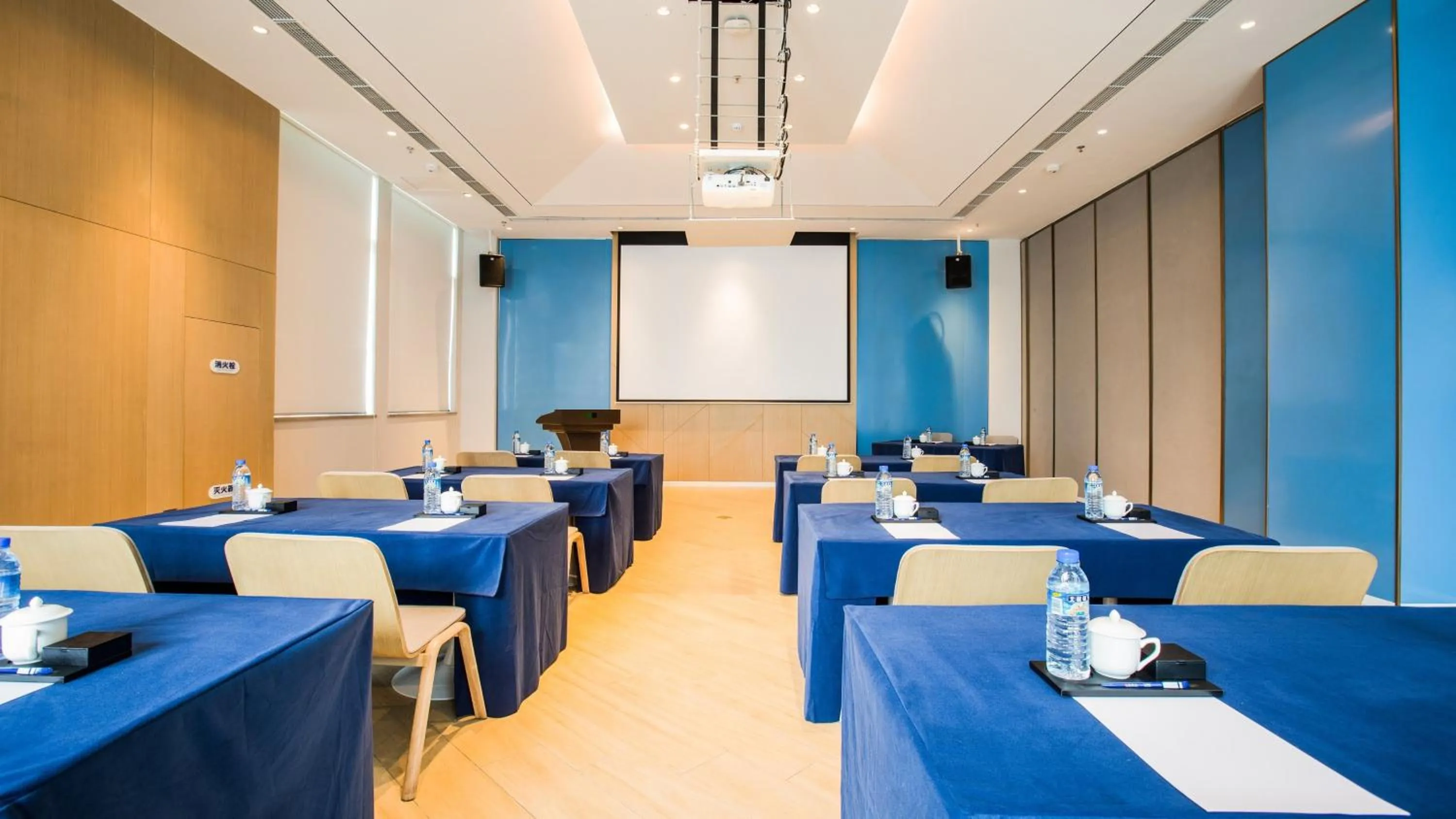 Meeting/conference room in Holiday Inn Express Guizhou Qinglong by IHG