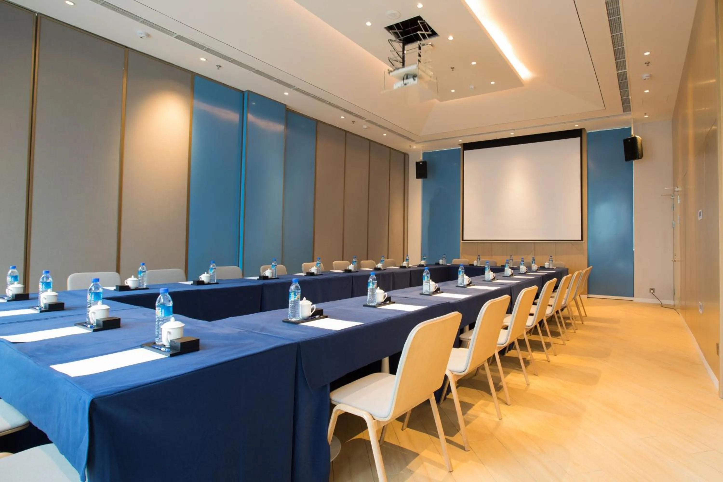 Meeting/conference room in Holiday Inn Express Guizhou Qinglong by IHG