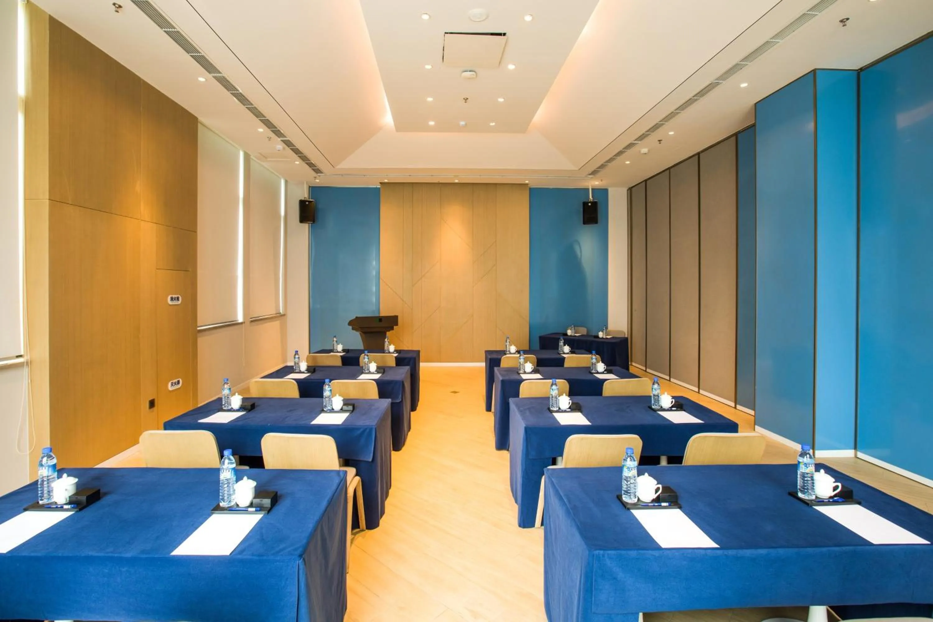 Meeting/conference room in Holiday Inn Express Guizhou Qinglong by IHG