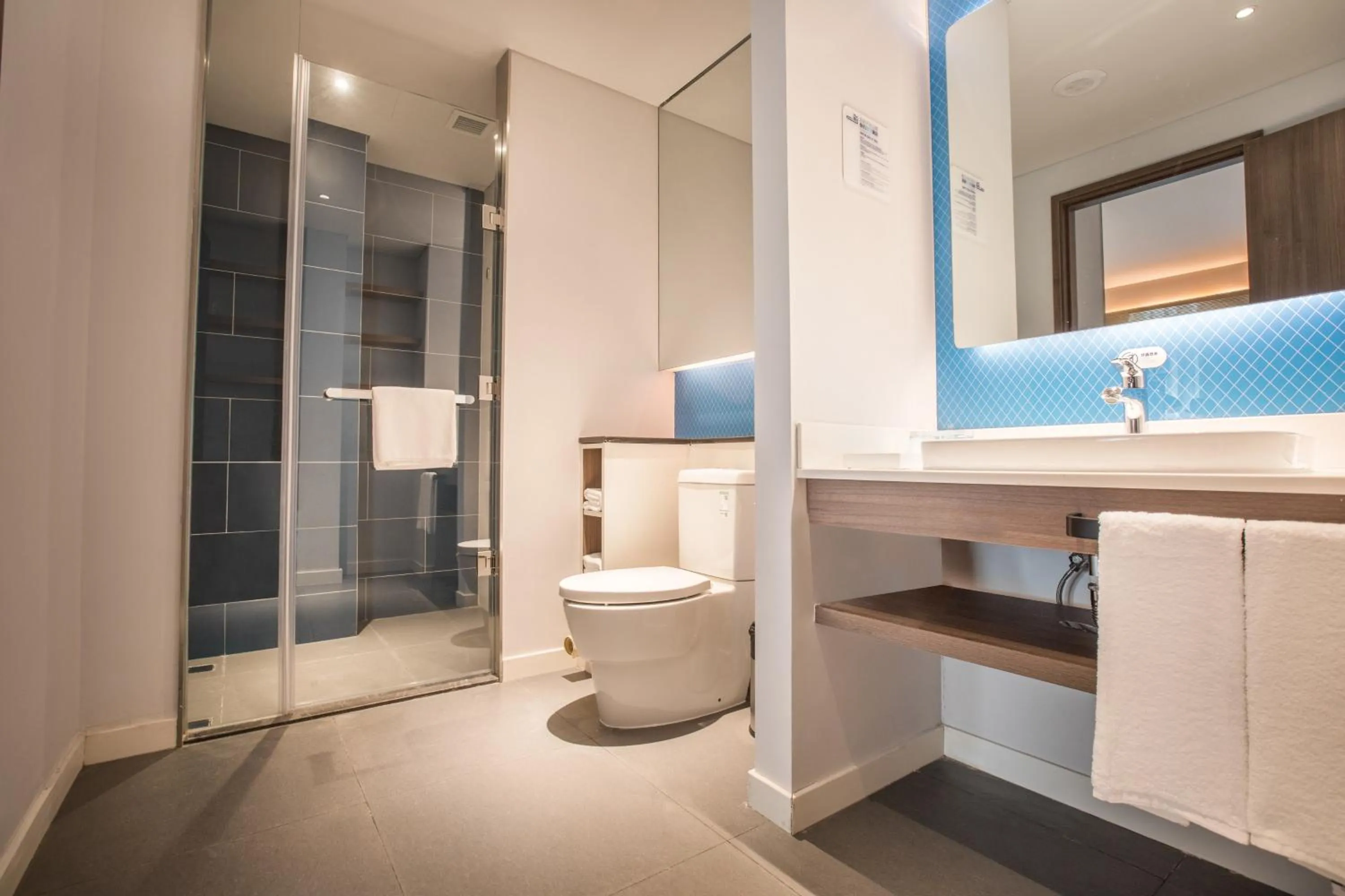 Bedroom in Holiday Inn Express Guizhou Qinglong by IHG