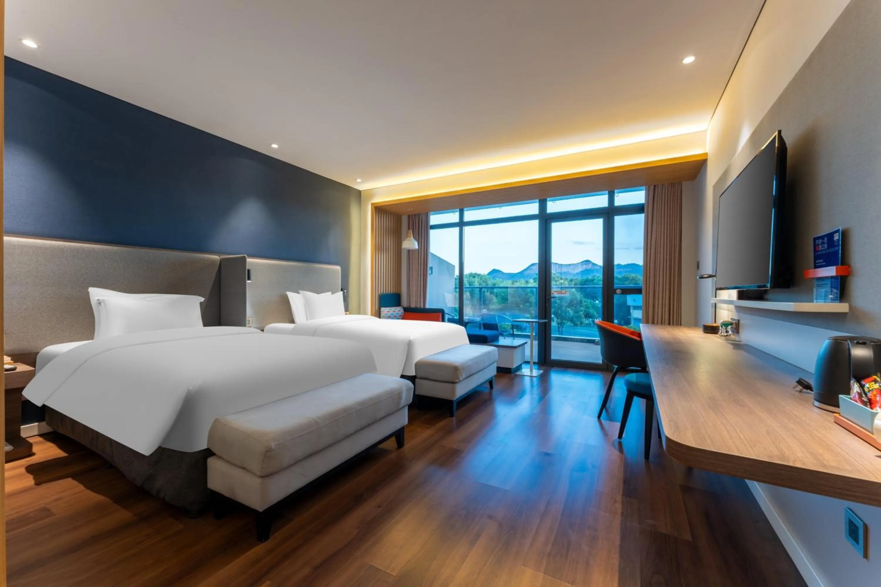 Photo of the whole room, Bed in Holiday Inn Express Yichang Riverside by IHG